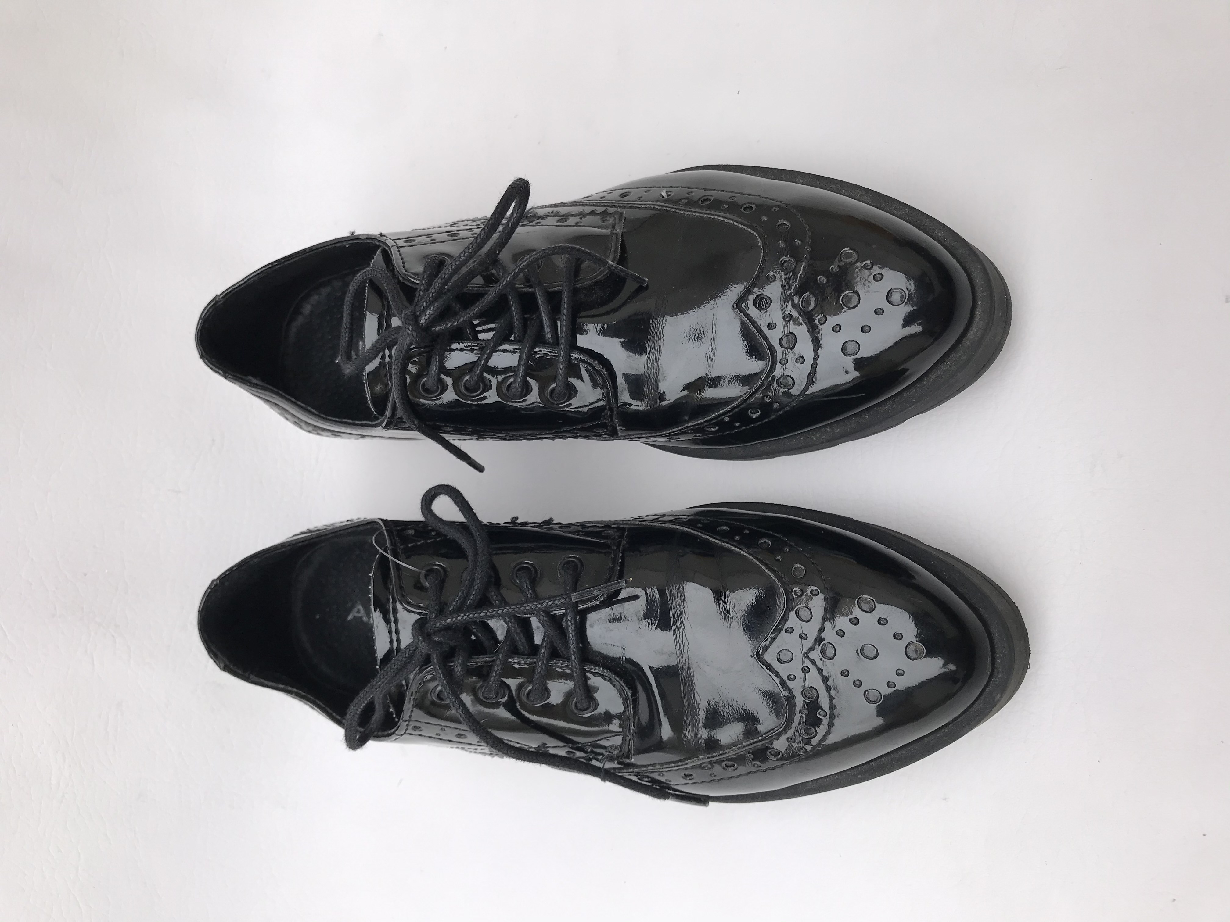 Zapatos Aldo modelo oxford negros de charol, taco 3cm. Estado 7/10 Precio original S/ 230