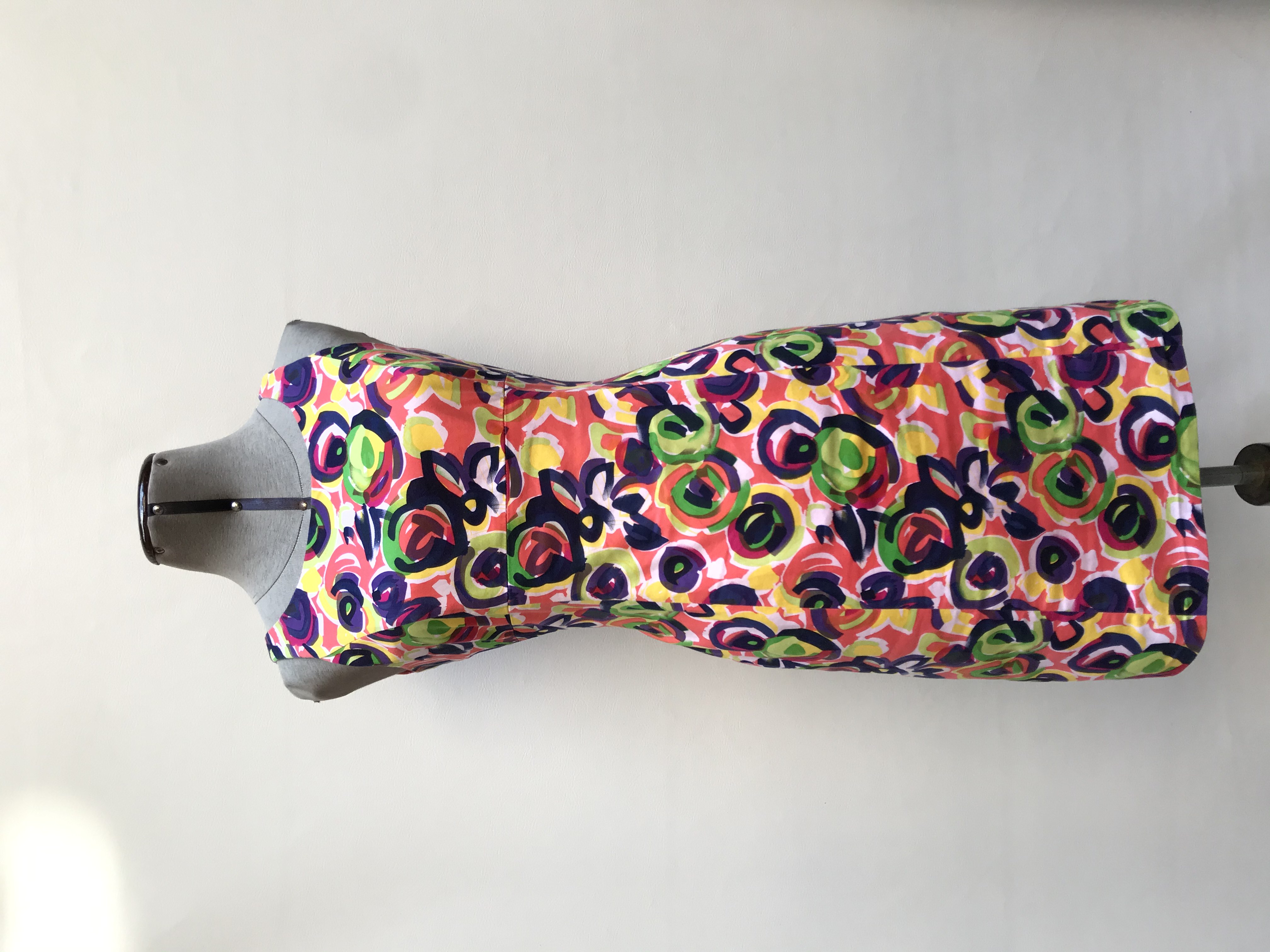 Vestido coral con estampado gráfico multicolor, corte recto, forrado, con cierre posterior, tela tipo algodón.
Talla S