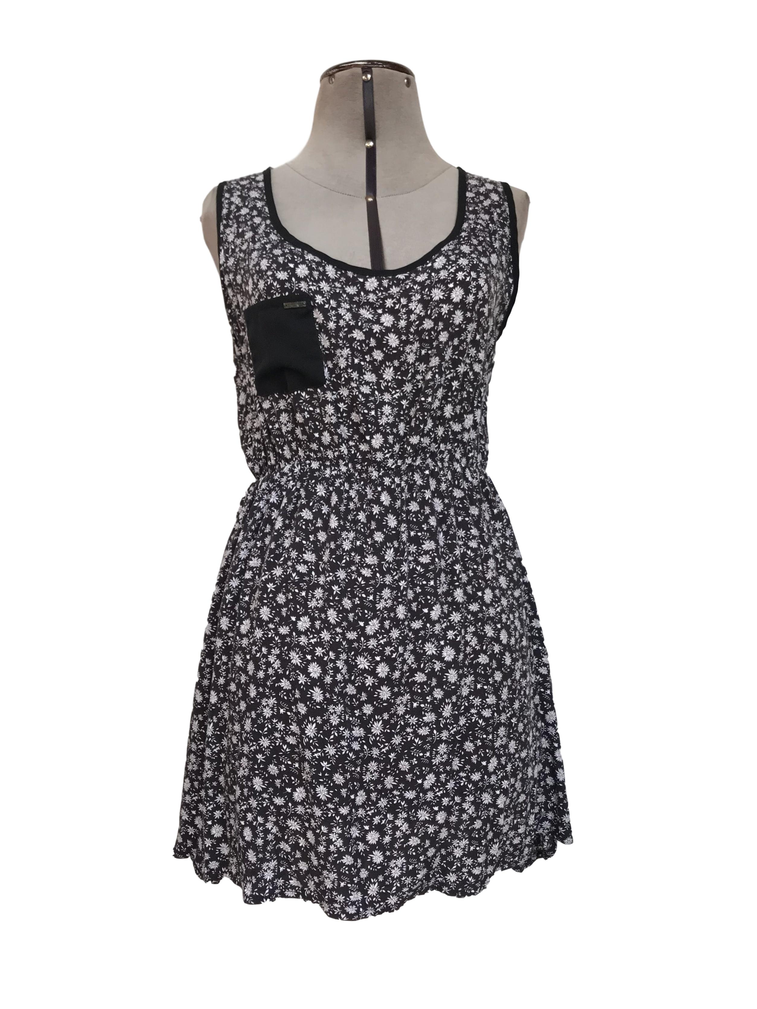 Vestido mini Now, negro con estampado de flores blancas, espalda con tiras cruzadas, elástico a la cintura, tela fresca
Talla S