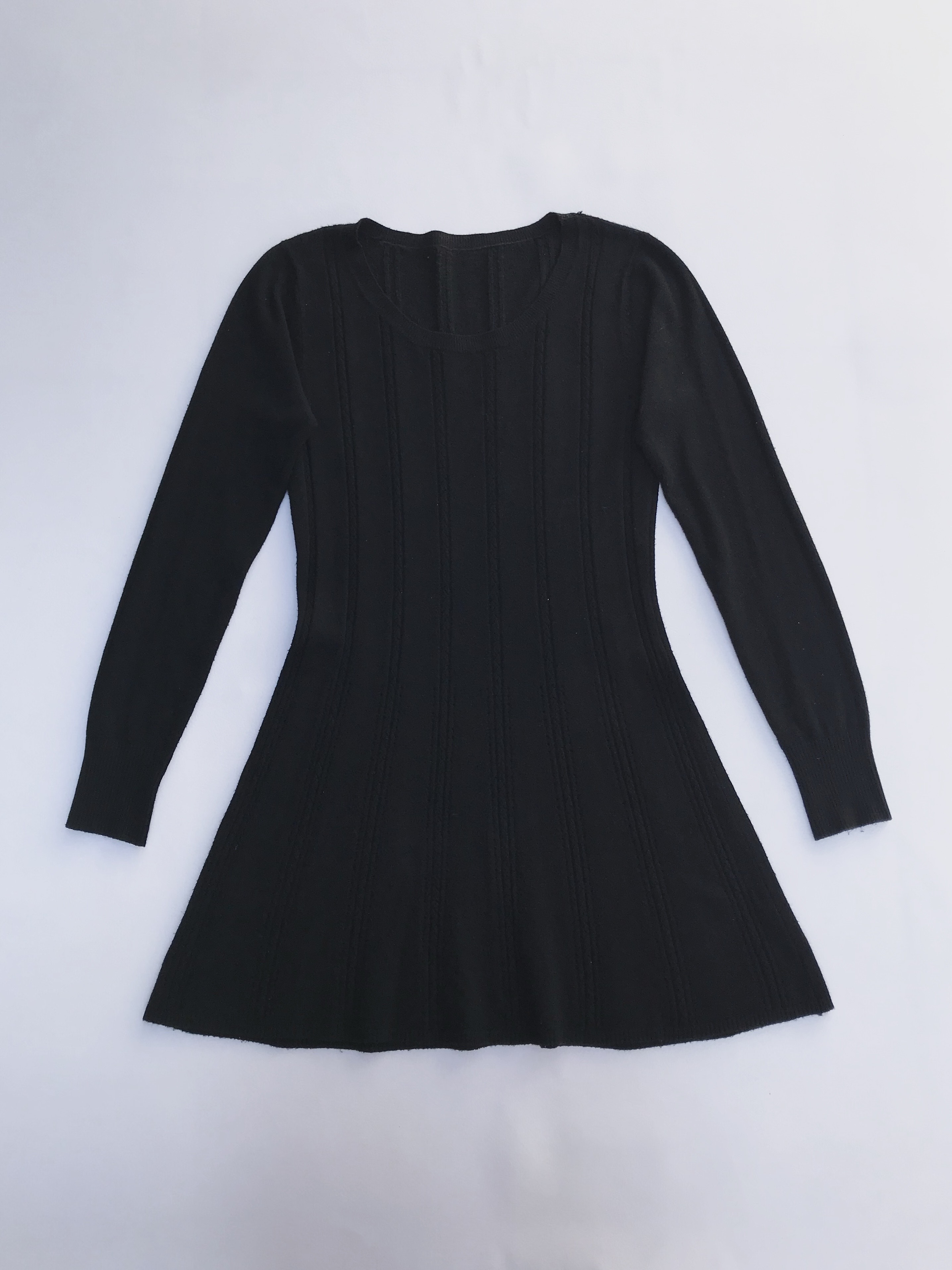 Chompa larga tipo vestido negra con franjas de textura trenzada y puntitos calados
Talla S