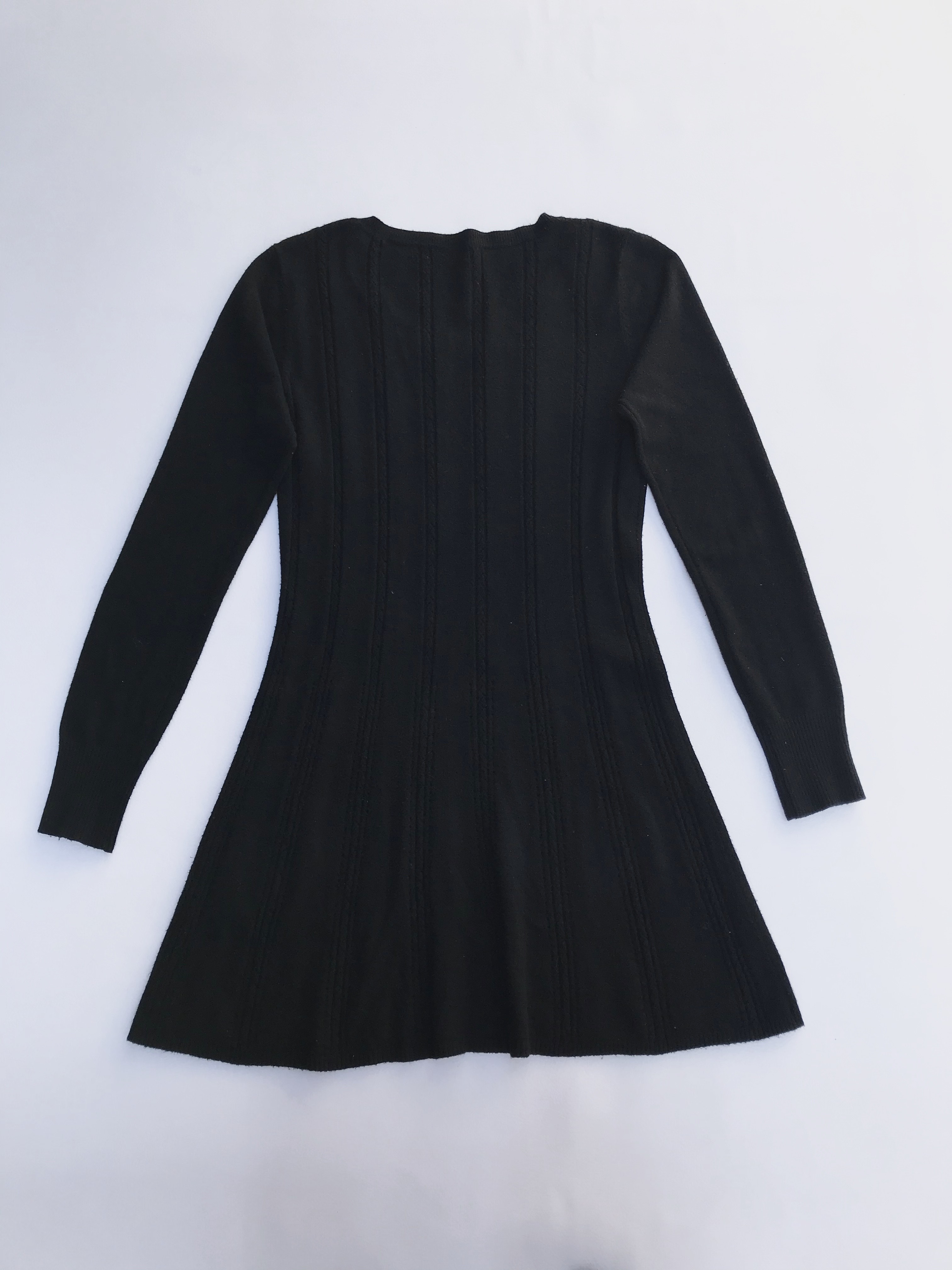 Chompa larga tipo vestido negra con franjas de textura trenzada y puntitos calados
Talla S