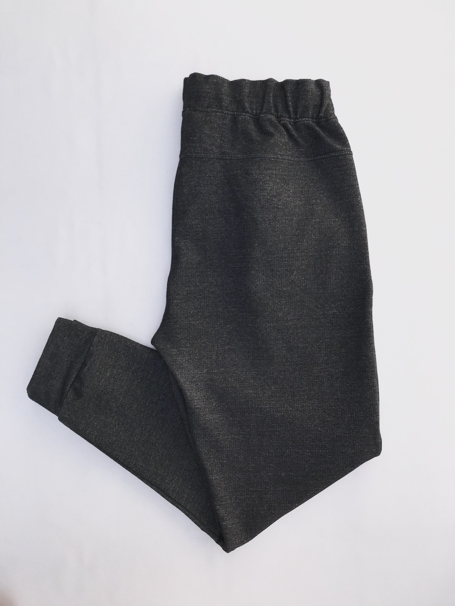 Jogger gris jaspeado, tela tipo algodón stretch, con elàstico y pasador en la cintura y bolsillos laterales
Talla 30