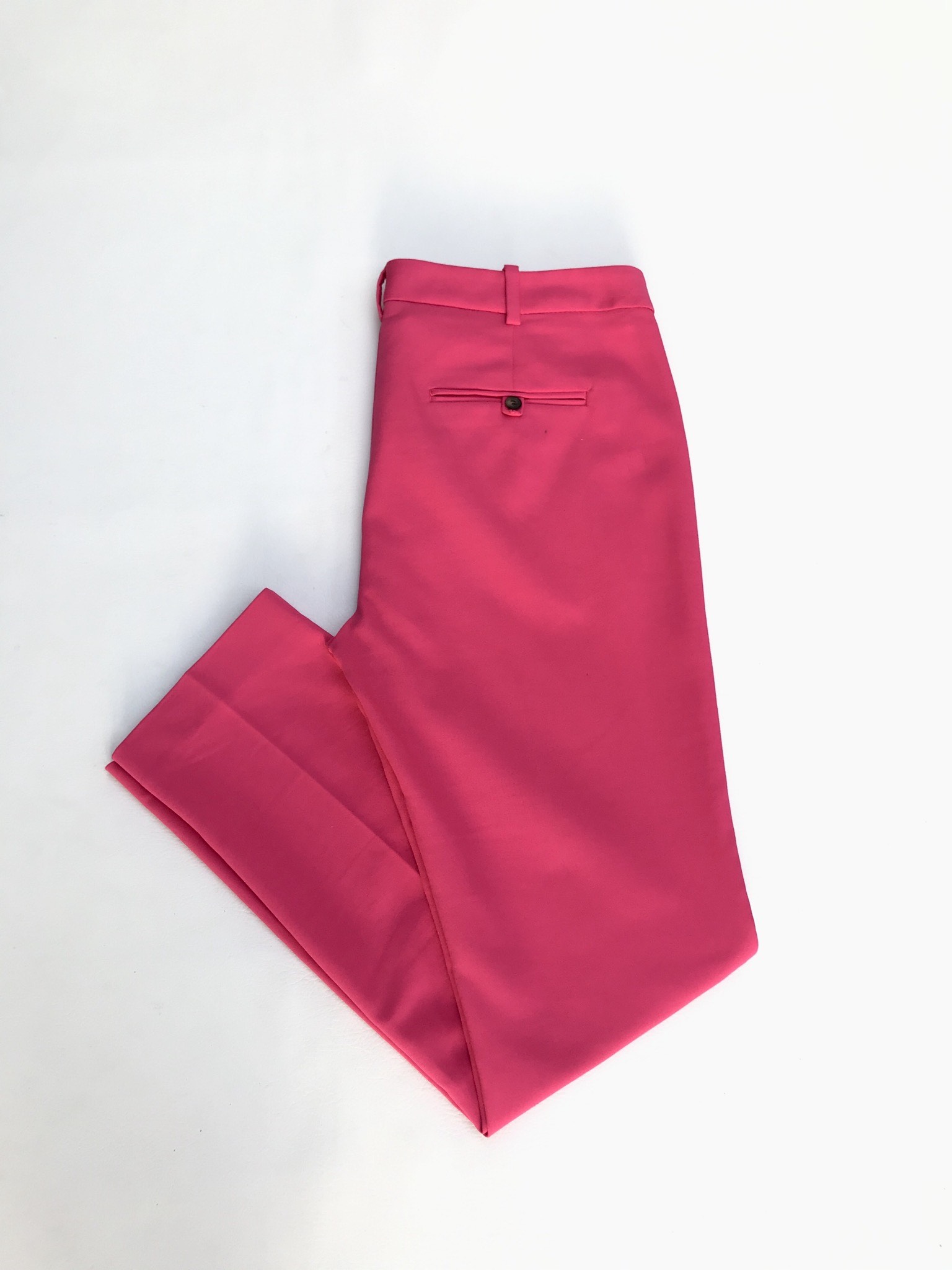 Pantalón Zara fucsia tela tipo sastre, 55% algodón con estructura, bolsillos laterales, corte slim. Precio original S/ 180