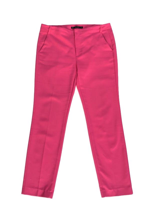 Pantalón Zara fucsia tela tipo sastre, 55% algodón con estructura, bolsillos laterales, corte slim. Precio original S/ 180