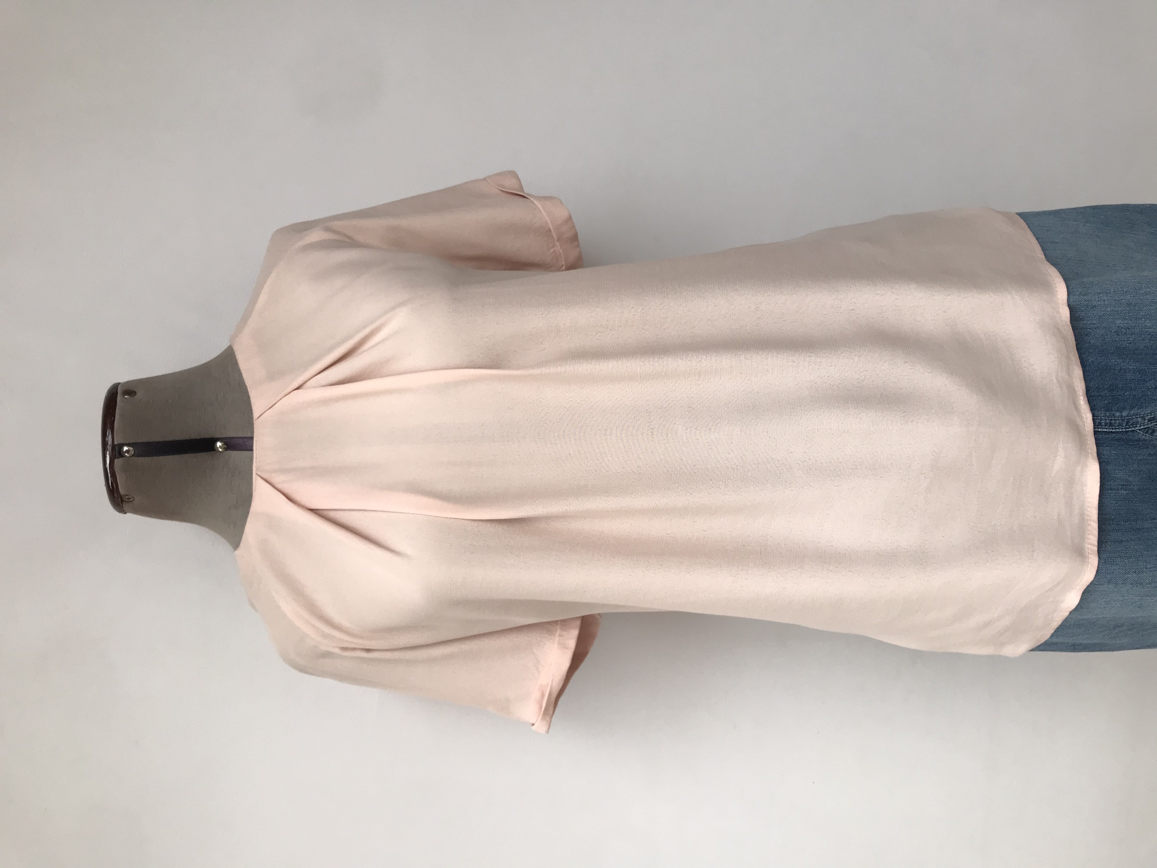 Blusa Mango palo rosa, pliegues delanteros, dobladillo en mangas, broche y escote posterior, basta asimétrica más larga atrásTalla M
