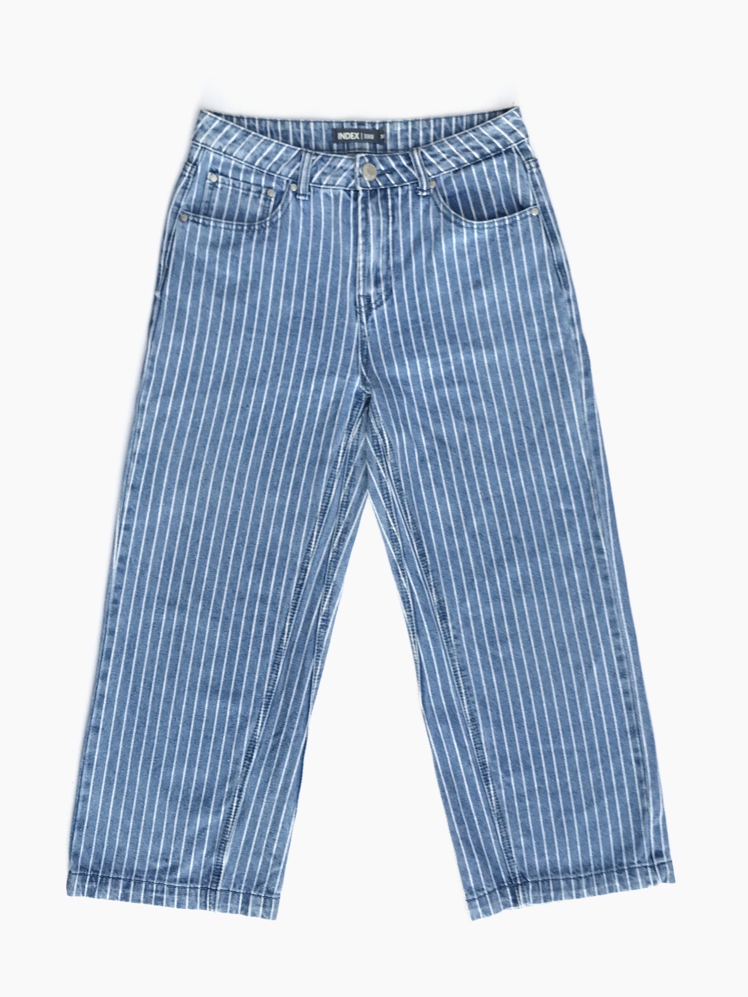 Pantalón jean Index celeste con líneas blancas, denim grueso, a la cintura, 5 bolsillos y corte recto. Precio original S/ 130
Talla 30
