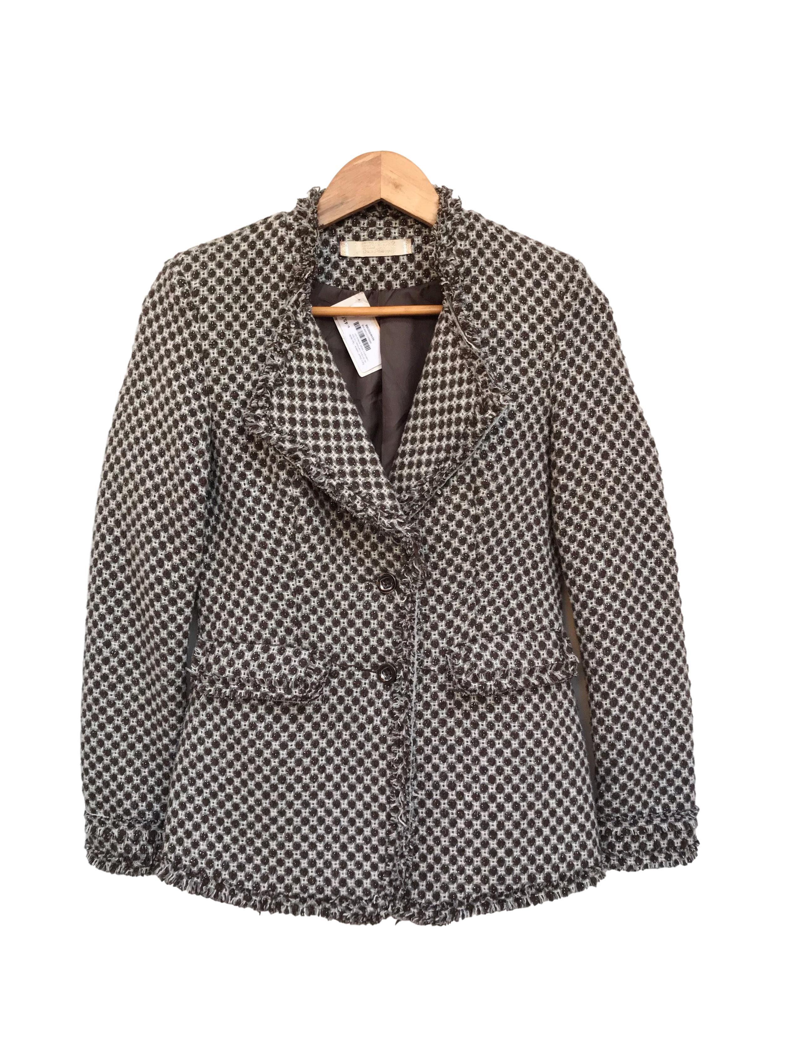 Abrigo tipo tweed marrón, blanco y plomo, forrado, solapas, botones y bolsillos delanteros, detalle de flecos
Talla S (puede ser M chico)