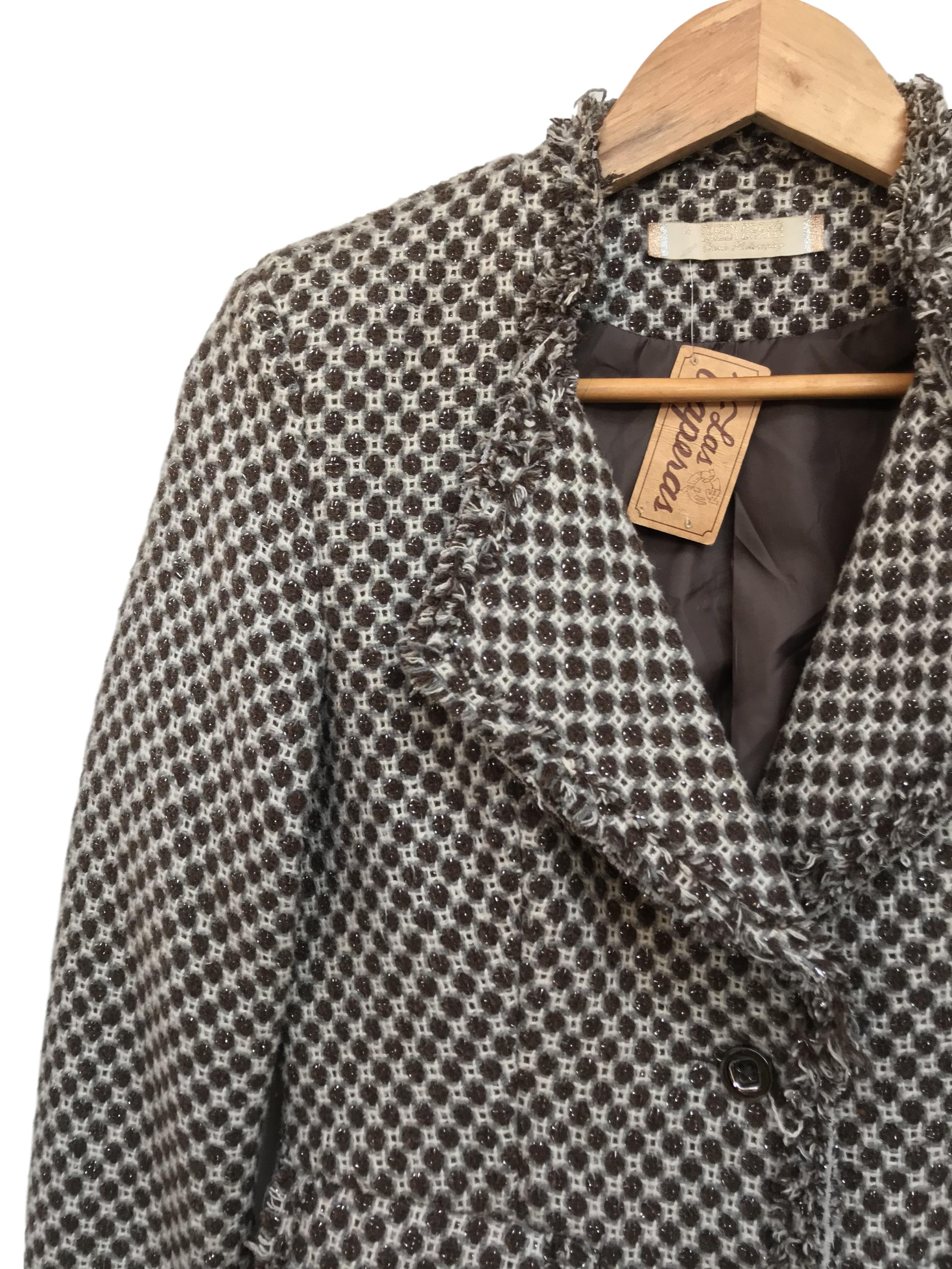 Abrigo tipo tweed marrón, blanco y plomo, forrado, solapas, botones y bolsillos delanteros, detalle de flecos
Talla S (puede ser M chico)