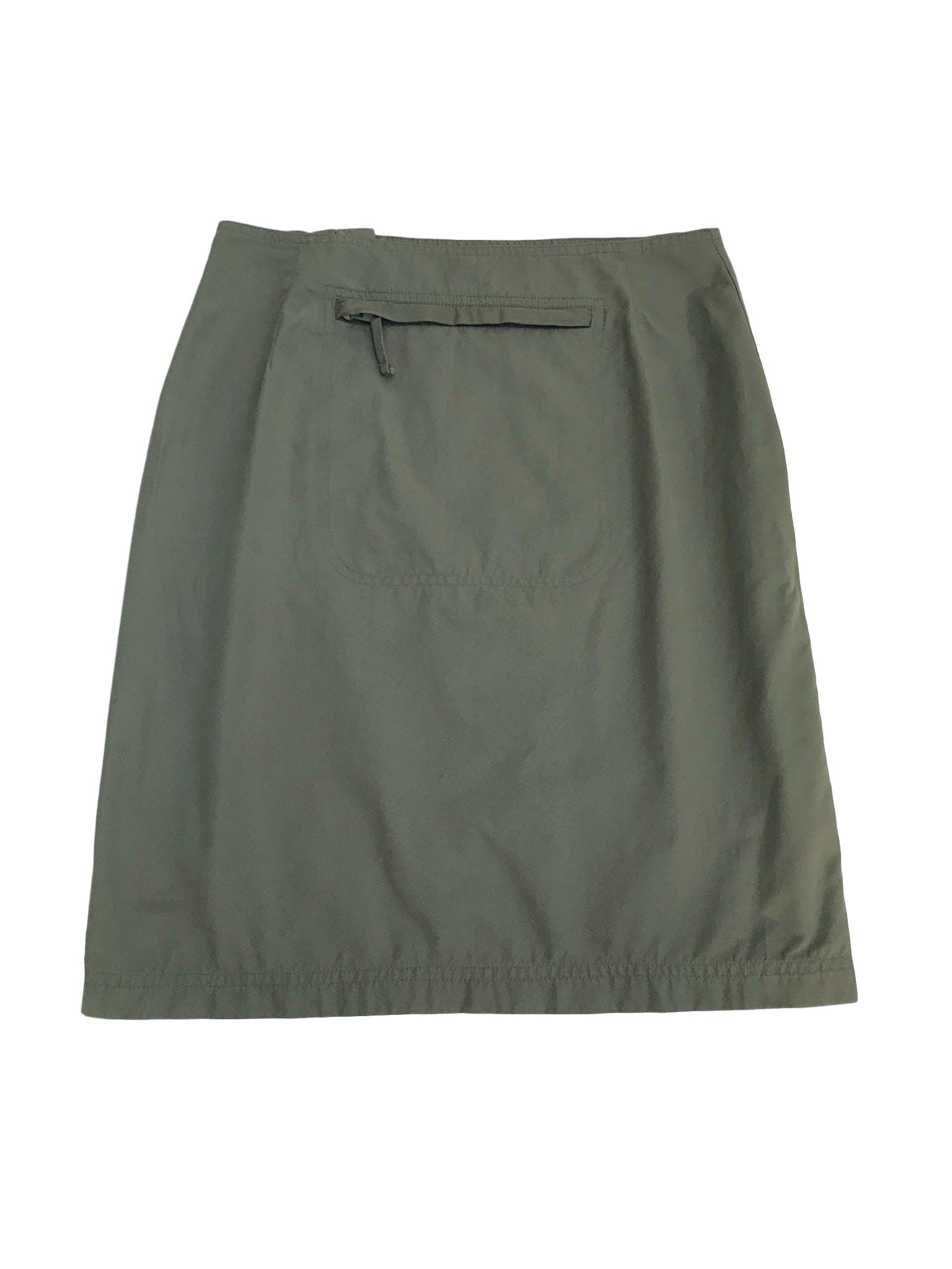 Falda verde tipo taslán, cierre lateral y bolsillo posterior. Estilo outdoor super cool. Pretina76cm Largo 55cm 