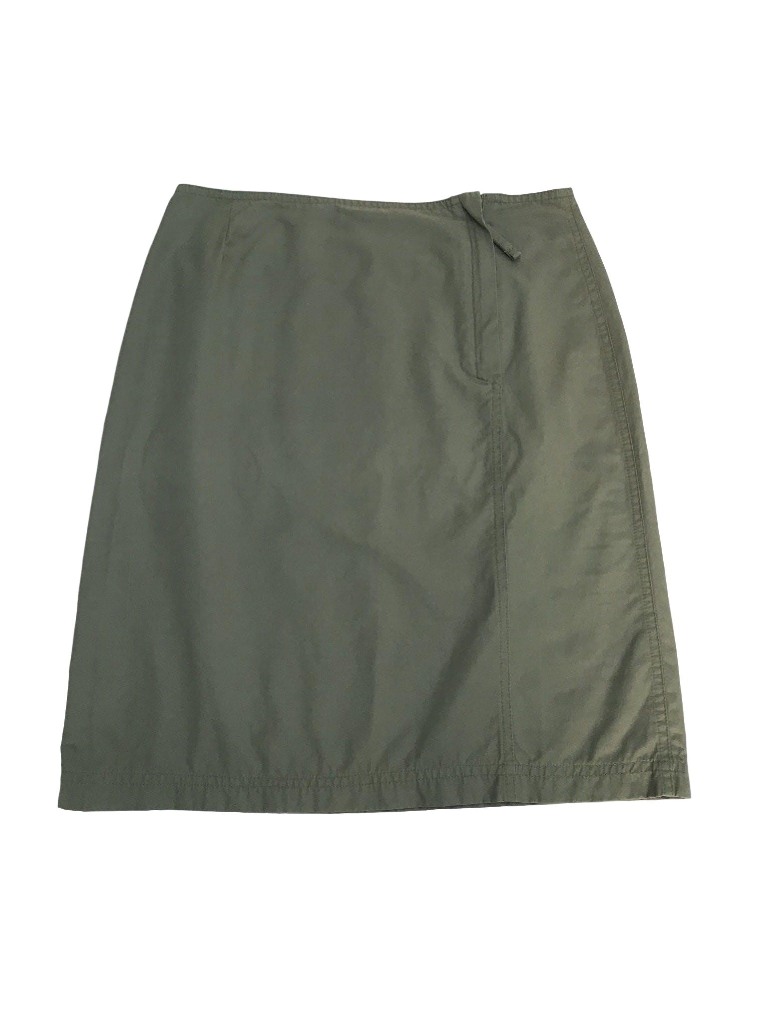 Falda verde tipo taslán, cierre lateral y bolsillo posterior. Estilo outdoor super cool. Pretina76cm Largo 55cm 