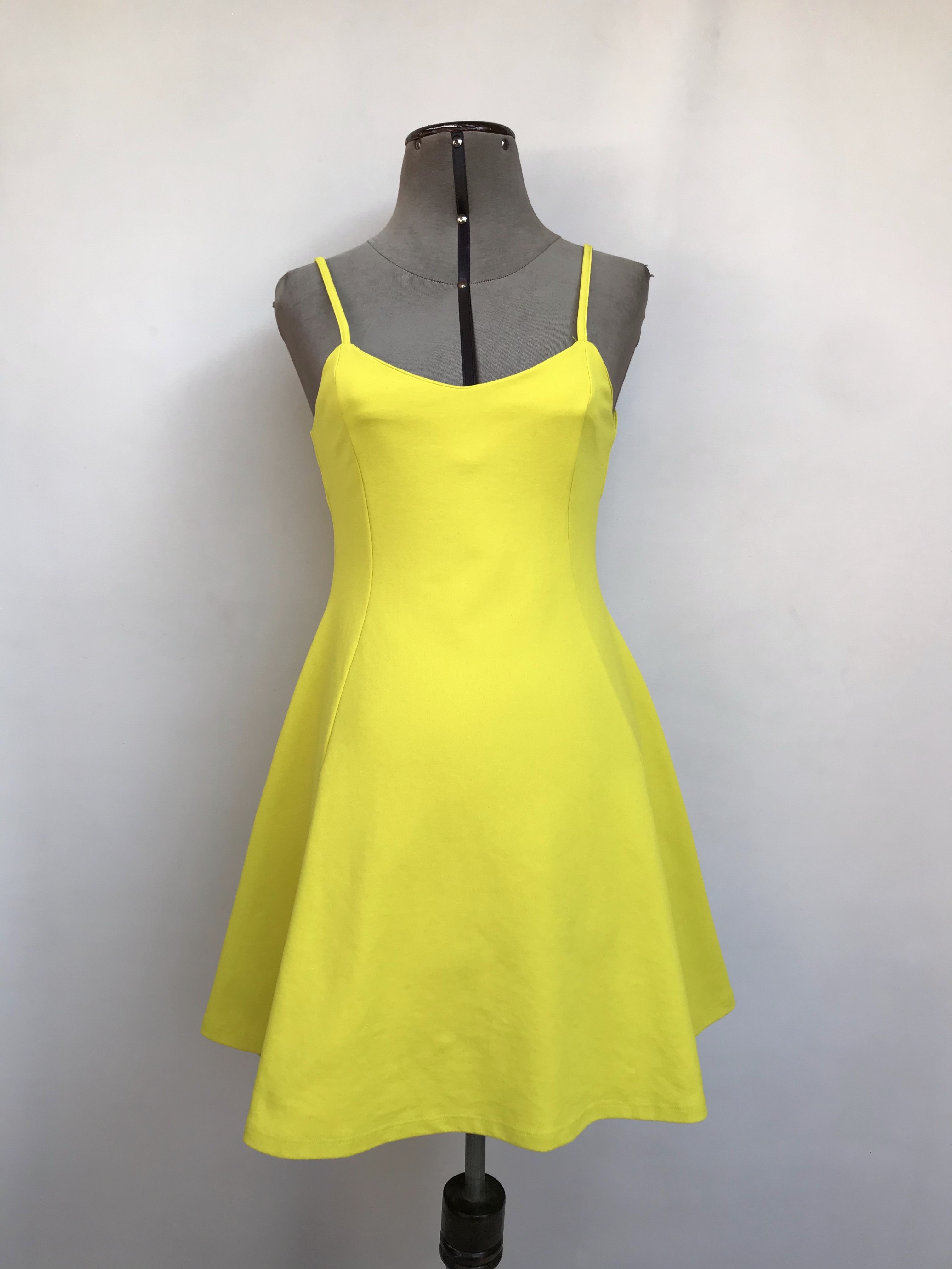 Vestido Zara amarillo, de tiritas con cierre posterior, falda con vuelo, tela stretch tipo lycra gruesa. Arma lindo
Talla S/M chico