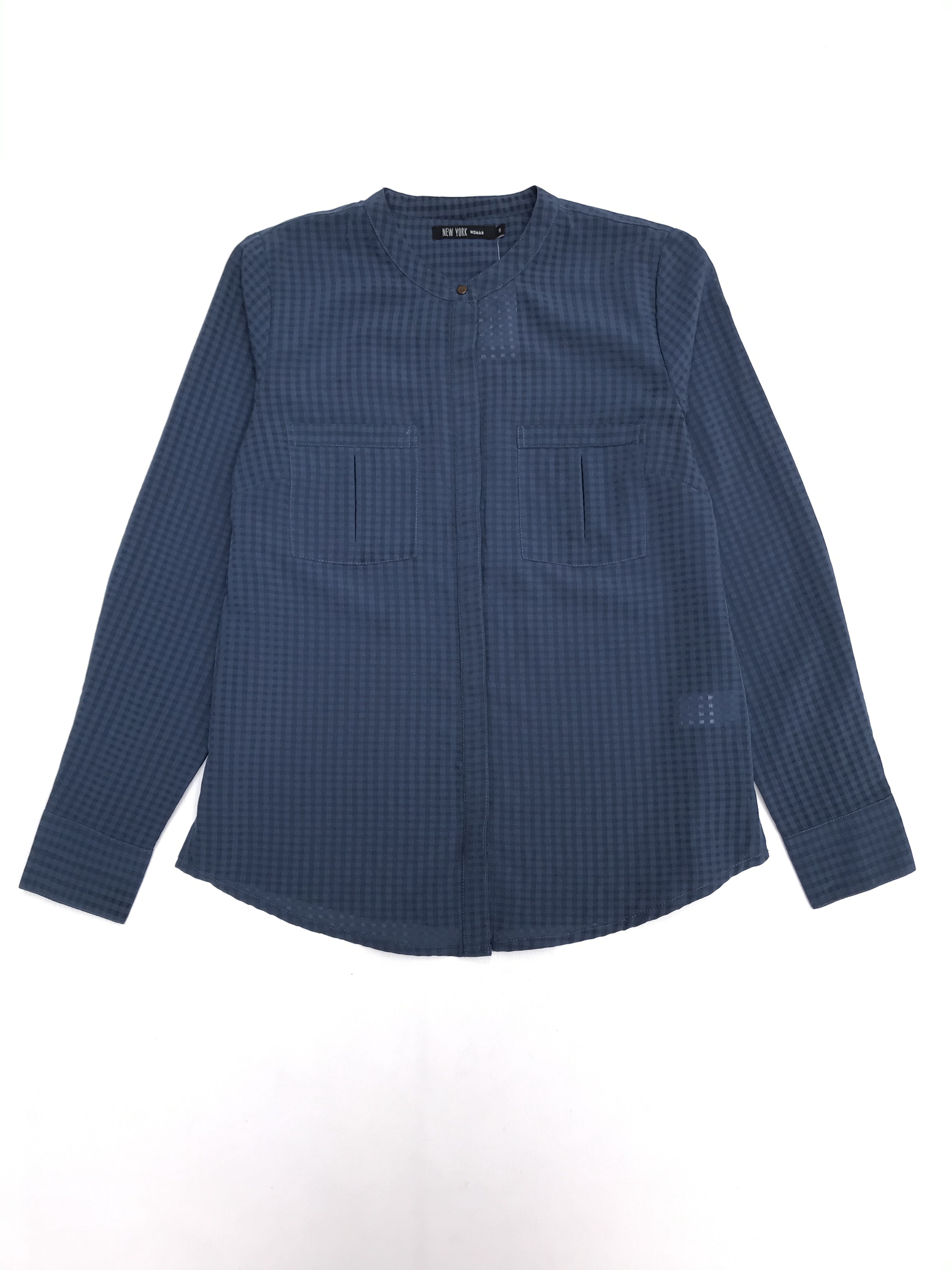 Blusa de cuadros en tonos azules, tela plana, fila de botones y bolsillos delanteros
