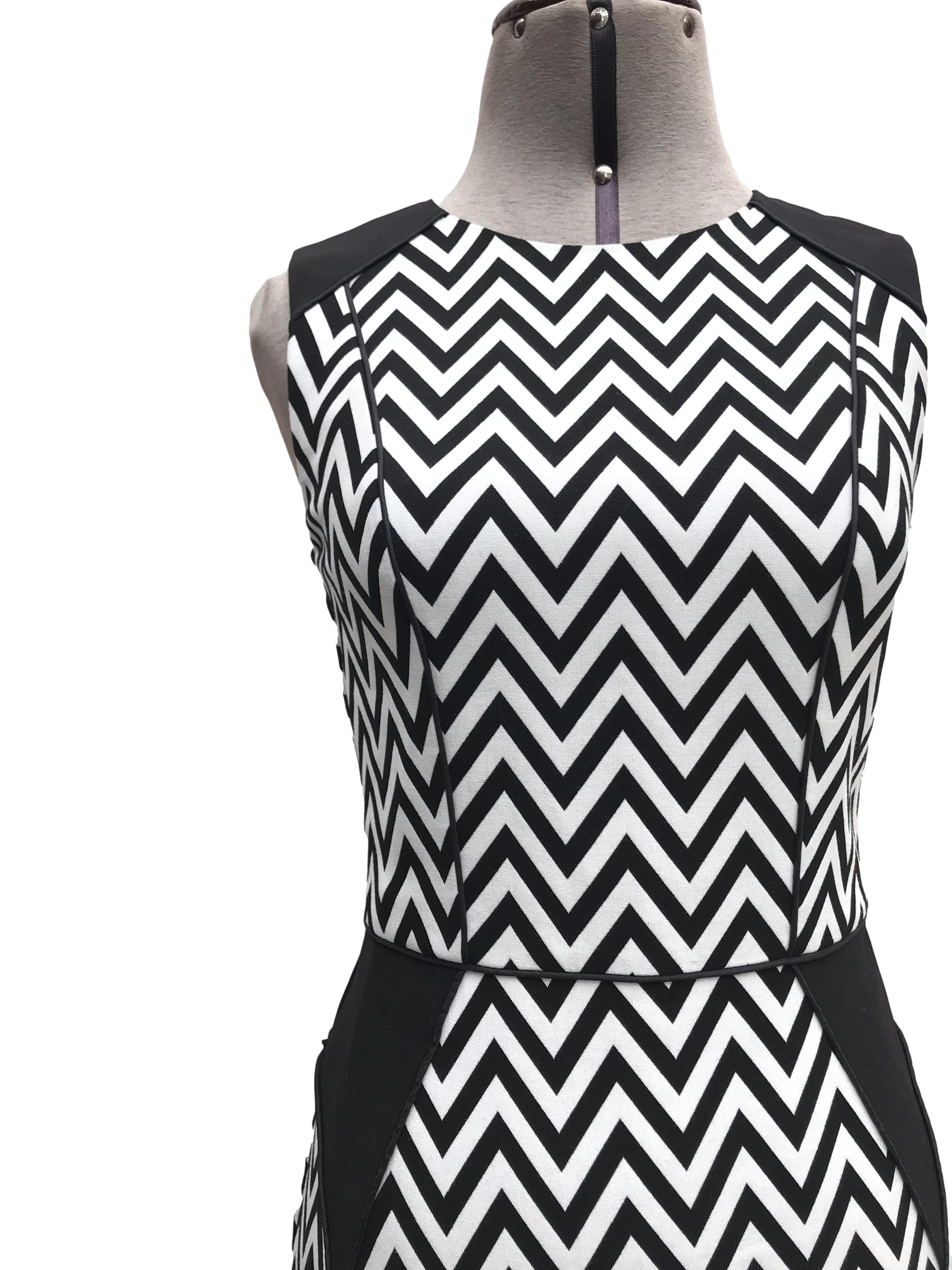 Vestido H&M estampado zigzag blanco y negro, forrado, ribetes negros, cierre y escote posterior. Largo 87cm Precio originsl S/ 130
