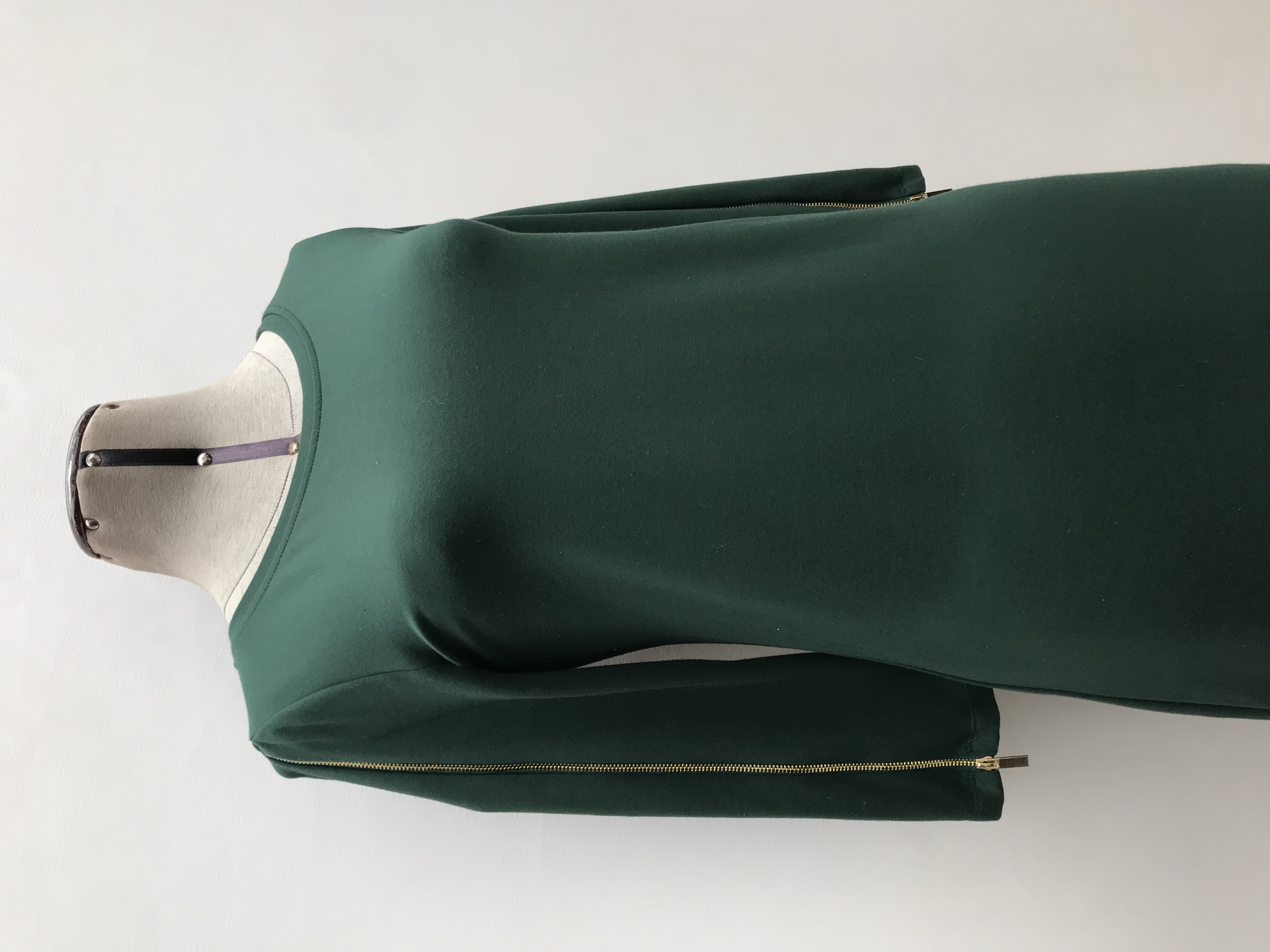 Vestido Cortefiel verde, tela tipo algodón stretch, manga 3/4 con cierre dorados. Largo 94cm. Precio original S/ 280