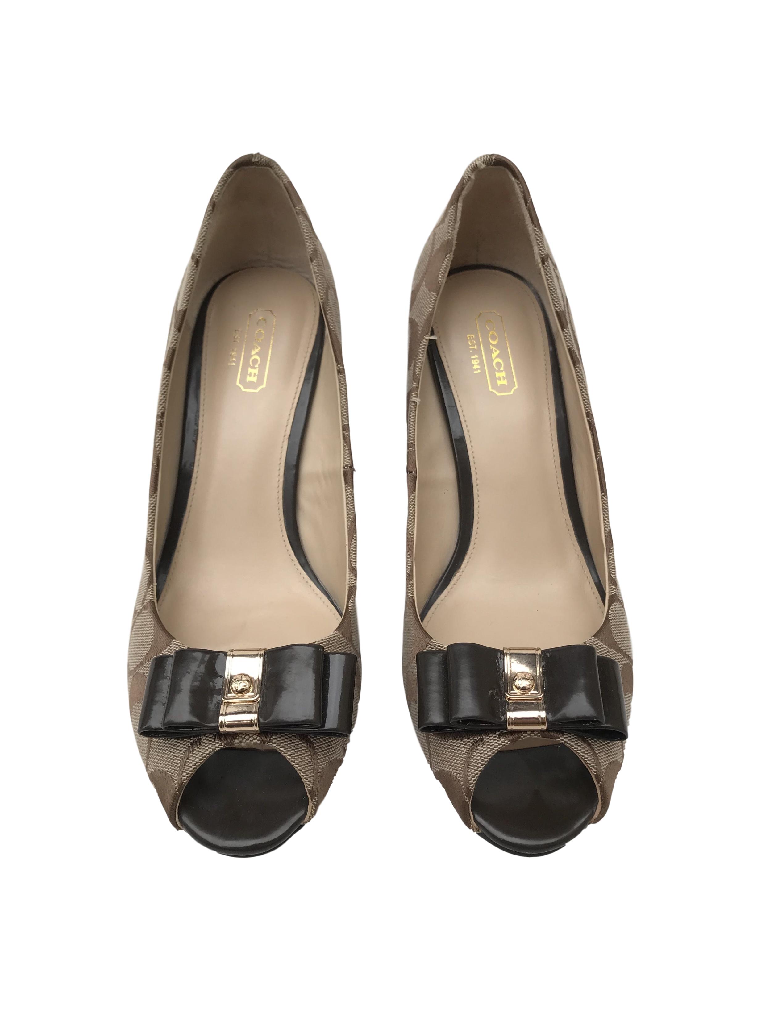 Zapatos Coach "Emma" peep toe monograma con lacito delantero, taco cuña 9cm. Excelente estado, como nuevos 9.5/10. Precio original S/ 480