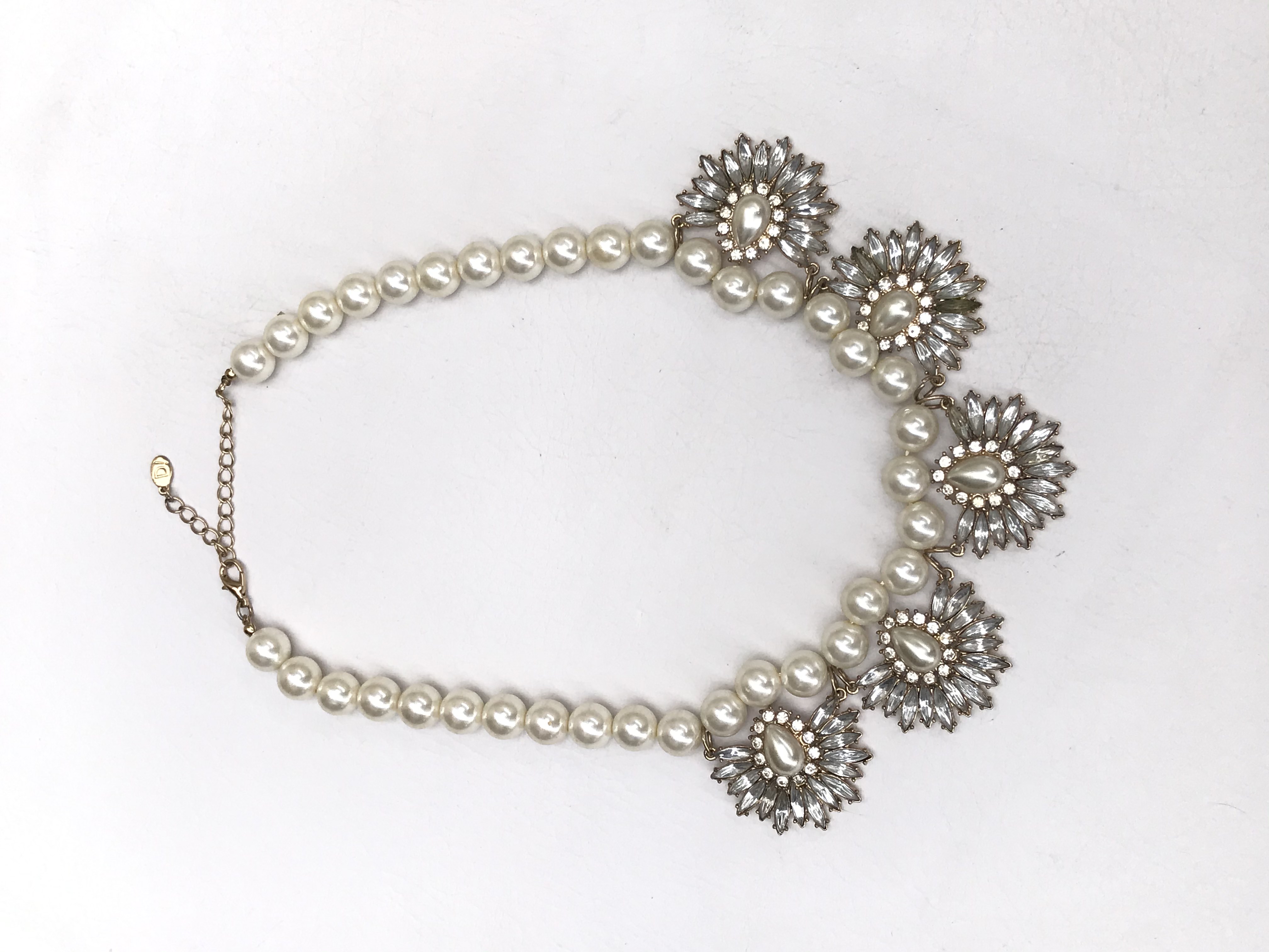 Collar de perlas con dijes en forma de flor. Largo 46cm (+10cm regulables)