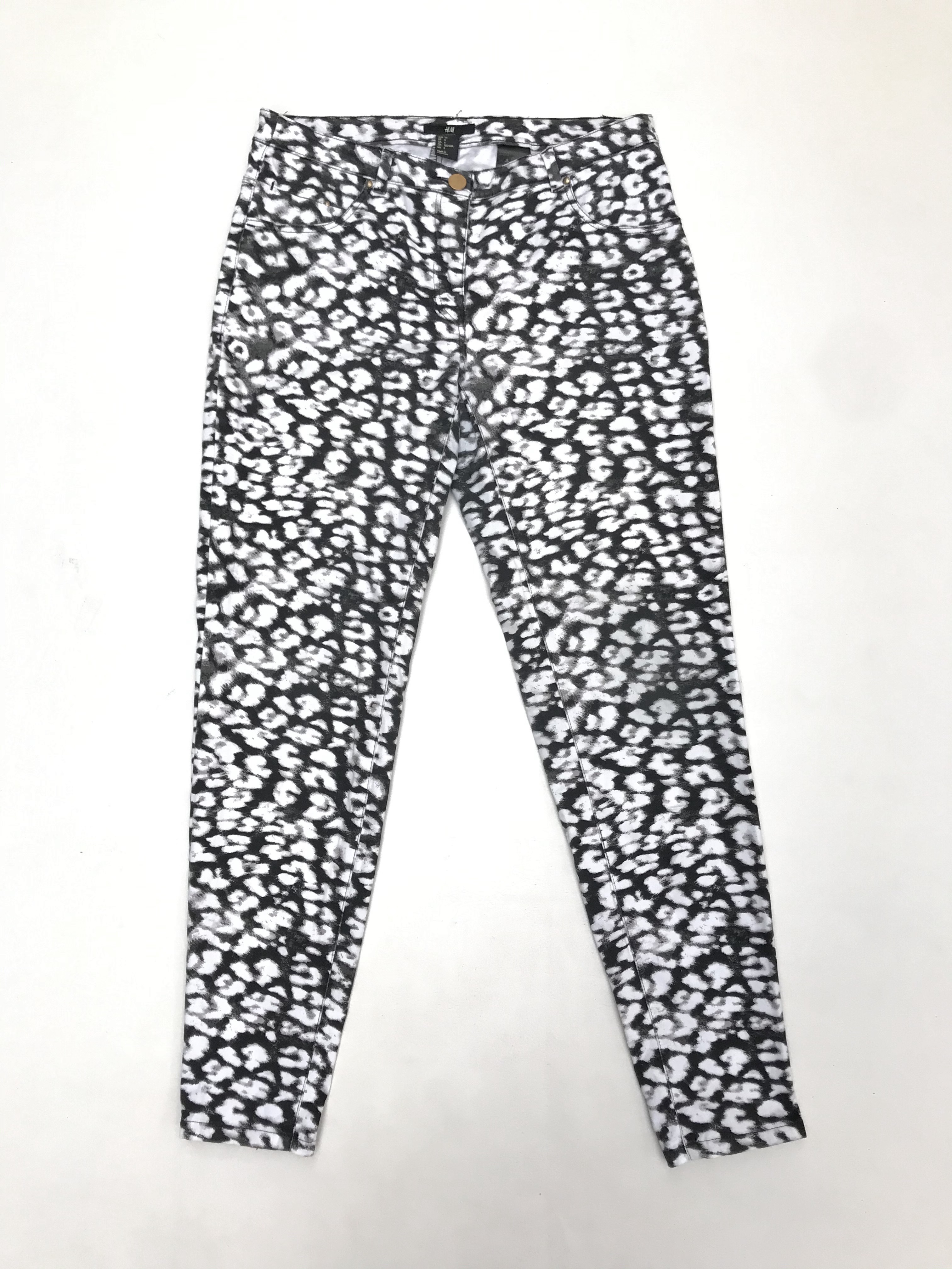 Pantalón H&M estampado animal print blanco y gris, 98% algodón, 5 bolsillos, corte pitillo con cierres en la basta