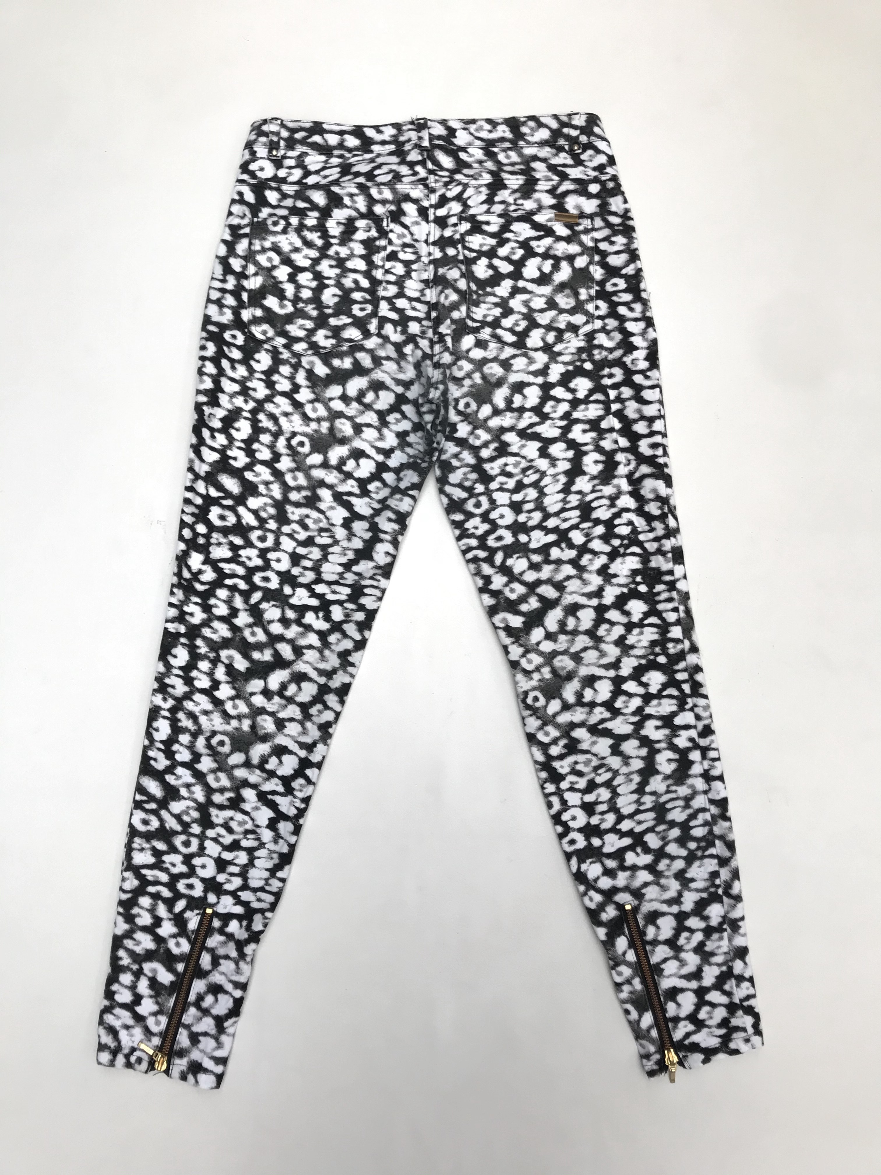 Pantalón H&M estampado animal print blanco y gris, 98% algodón, 5 bolsillos, corte pitillo con cierres en la basta