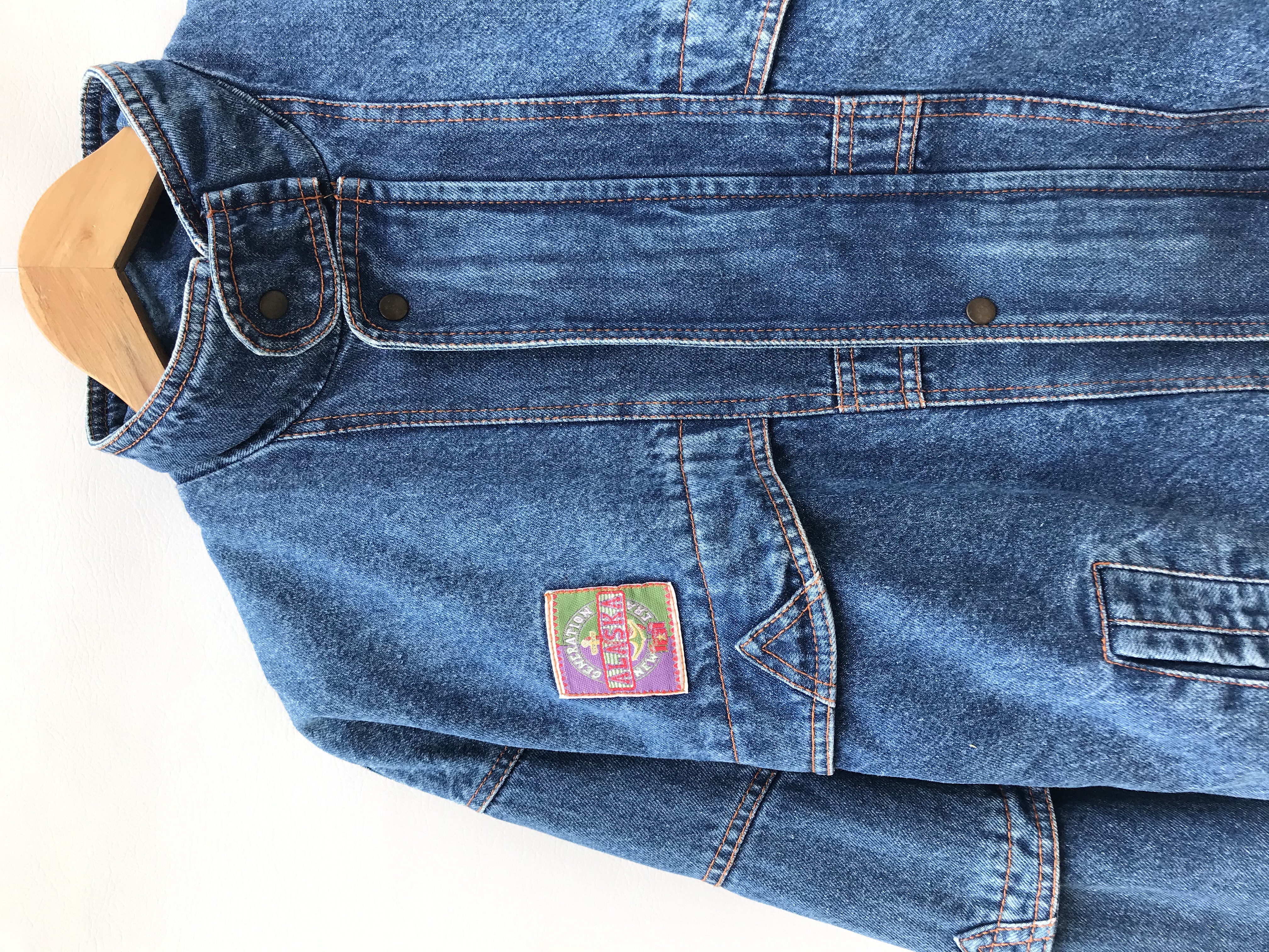 Casaca vintage de jean azul con parches, cierre y broches delanteros, lleva forro de algodón estampado paisley, oversize