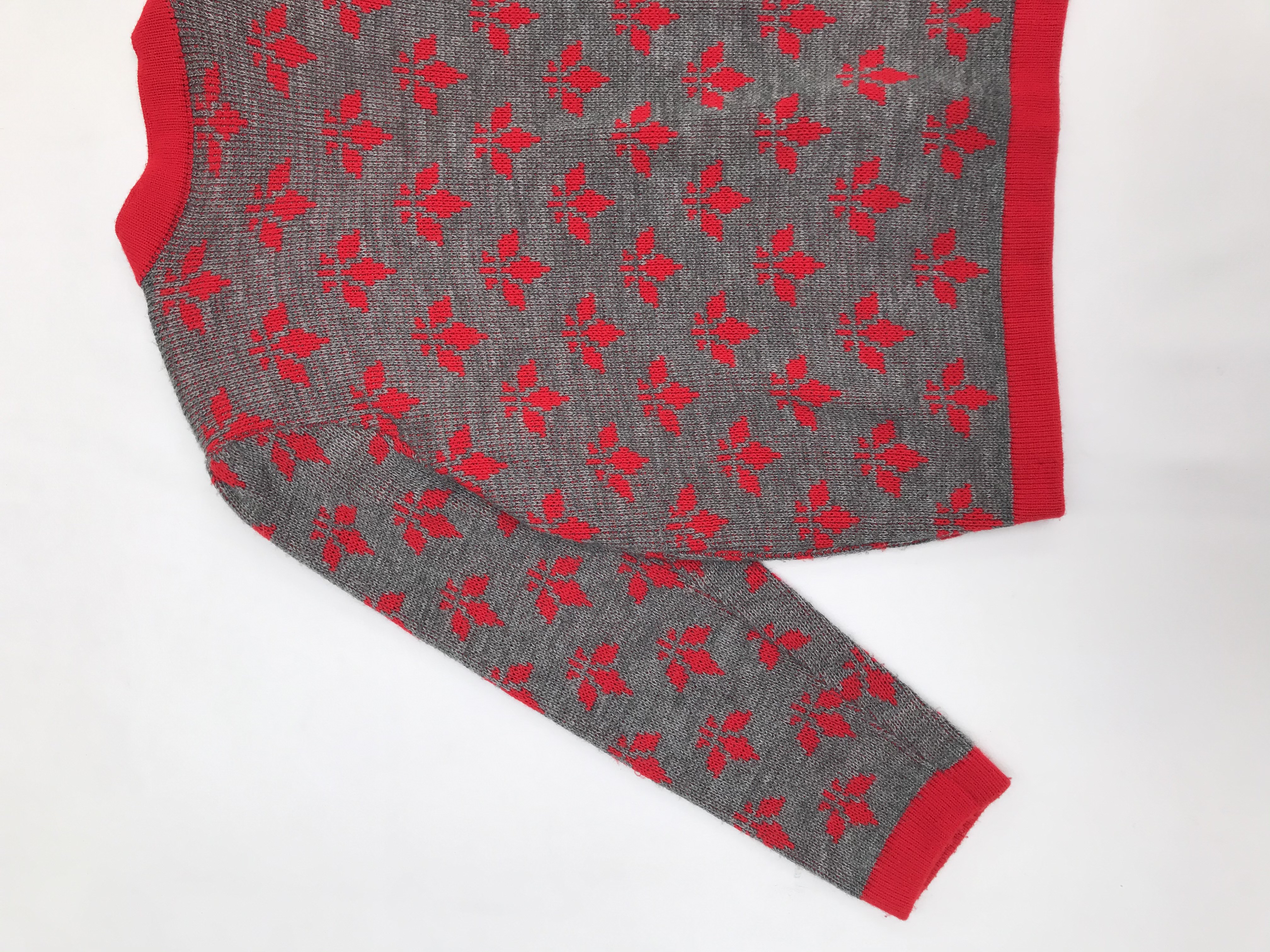 Cardigan vintage tejido plomo con flores y ribetes rojos, modelo abierto, lleva hombreras (se puede quitar), es suelto 