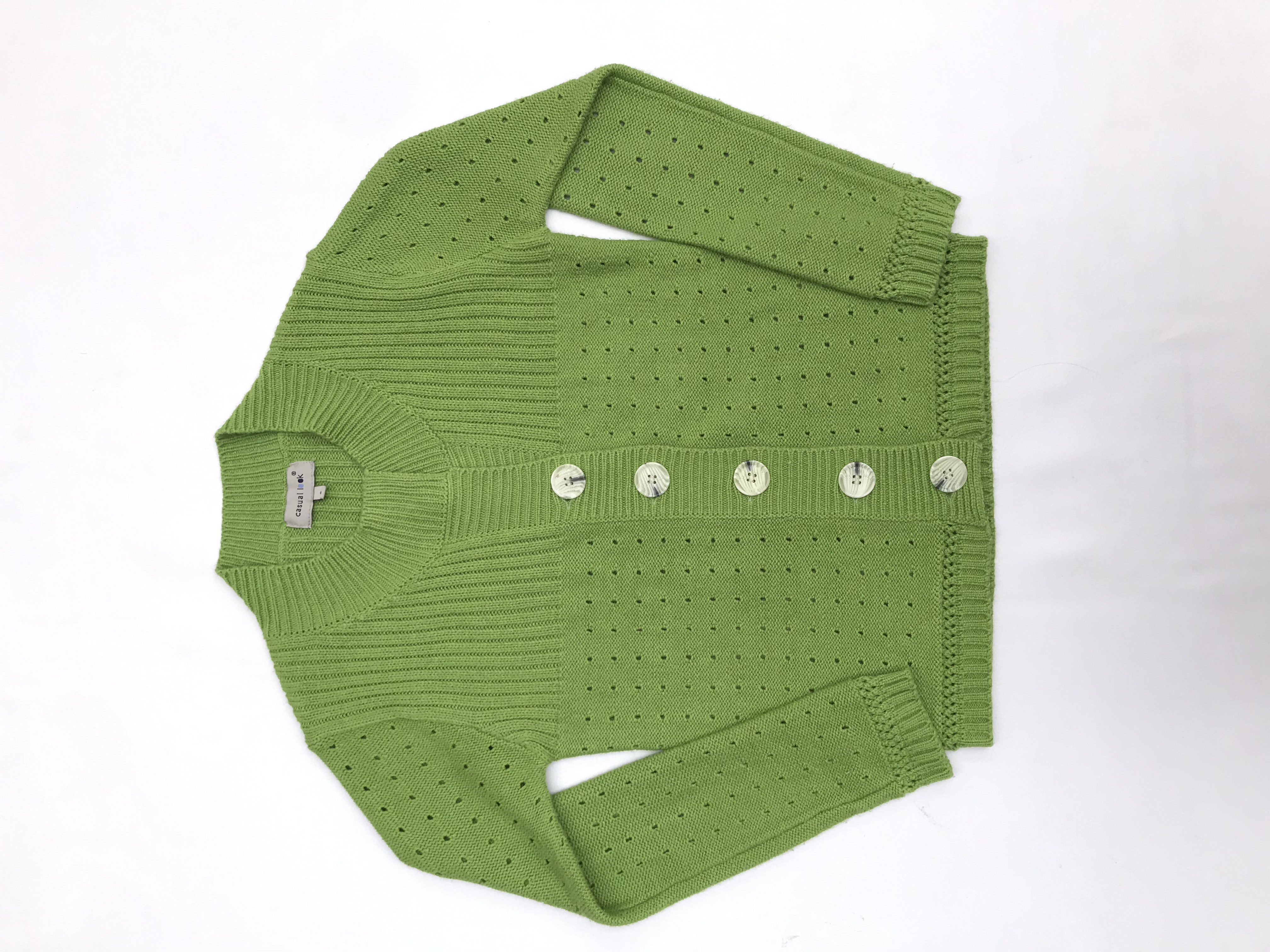 Cardigan tejido verde con textura acanalada y puntitos calados, botones grandes tipo marmol