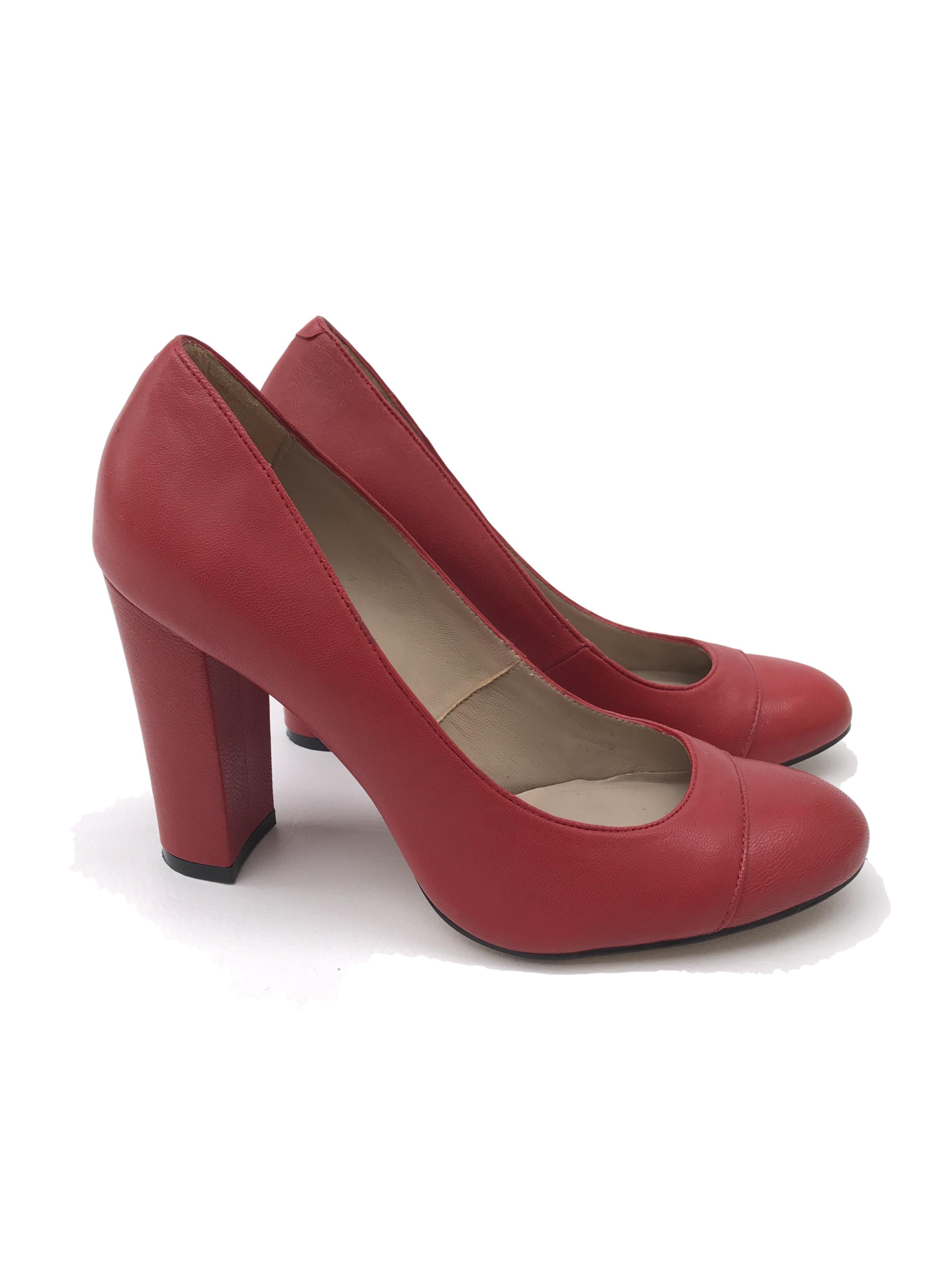 Dispensación peso Figura Zapatos Ecco rojos de cuero, taco ancho 9cm. Estado 9/10. Precio original  S/ 230 | Las Traperas