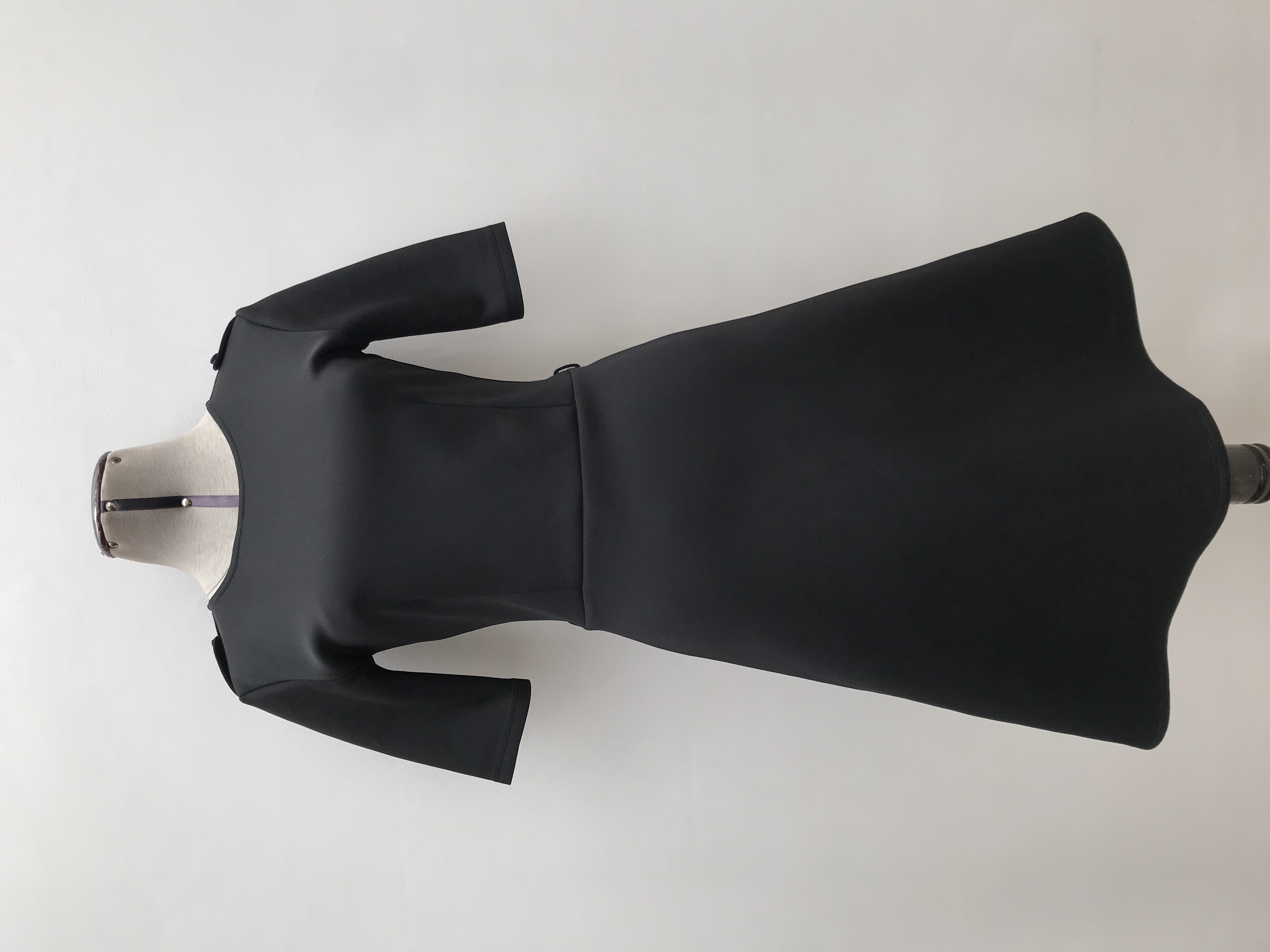 Vestido Niobe tela tipo neopreno, corte a la cintura con falda en A, botones en los hombros y posteriores en el cuello. Largo 90cm. Precio original S/ 190