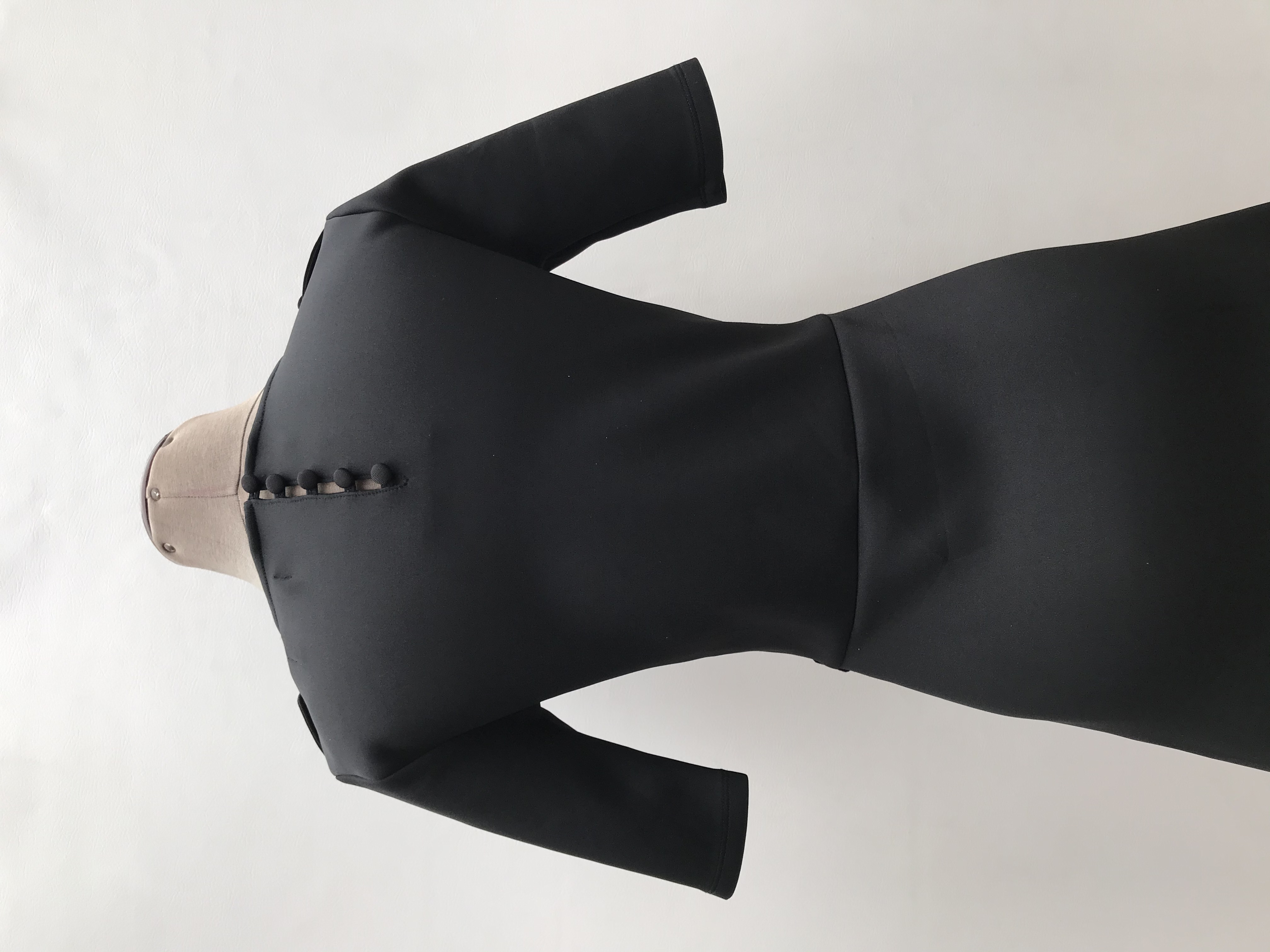 Vestido Niobe tela tipo neopreno, corte a la cintura con falda en A, botones en los hombros y posteriores en el cuello. Largo 90cm. Precio original S/ 190