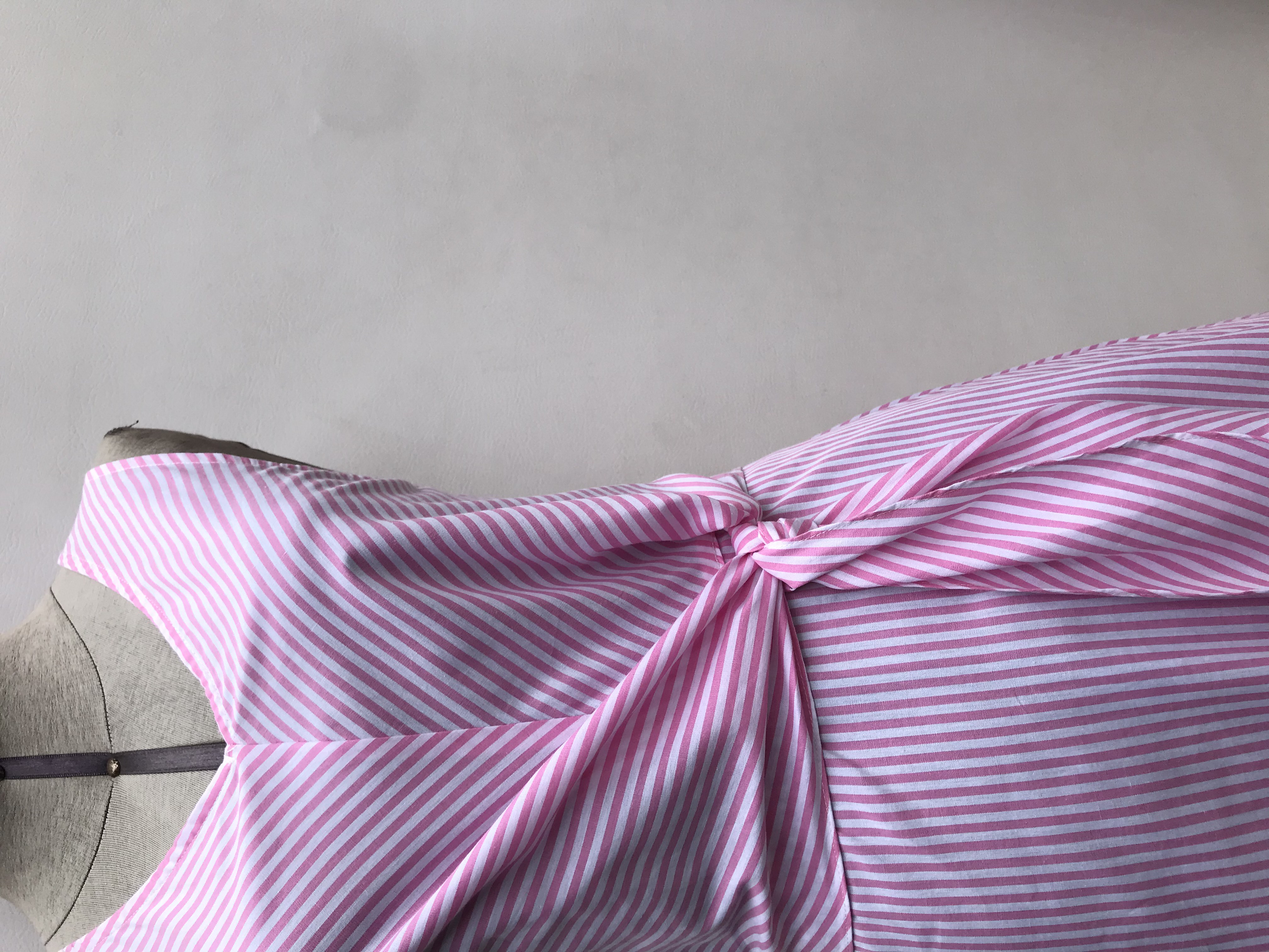 Vestido Shein a rayas blancas y rosadas, se amarra adelante, falda en A y cierre posterior. Cintura 77cm Largo 88cm 