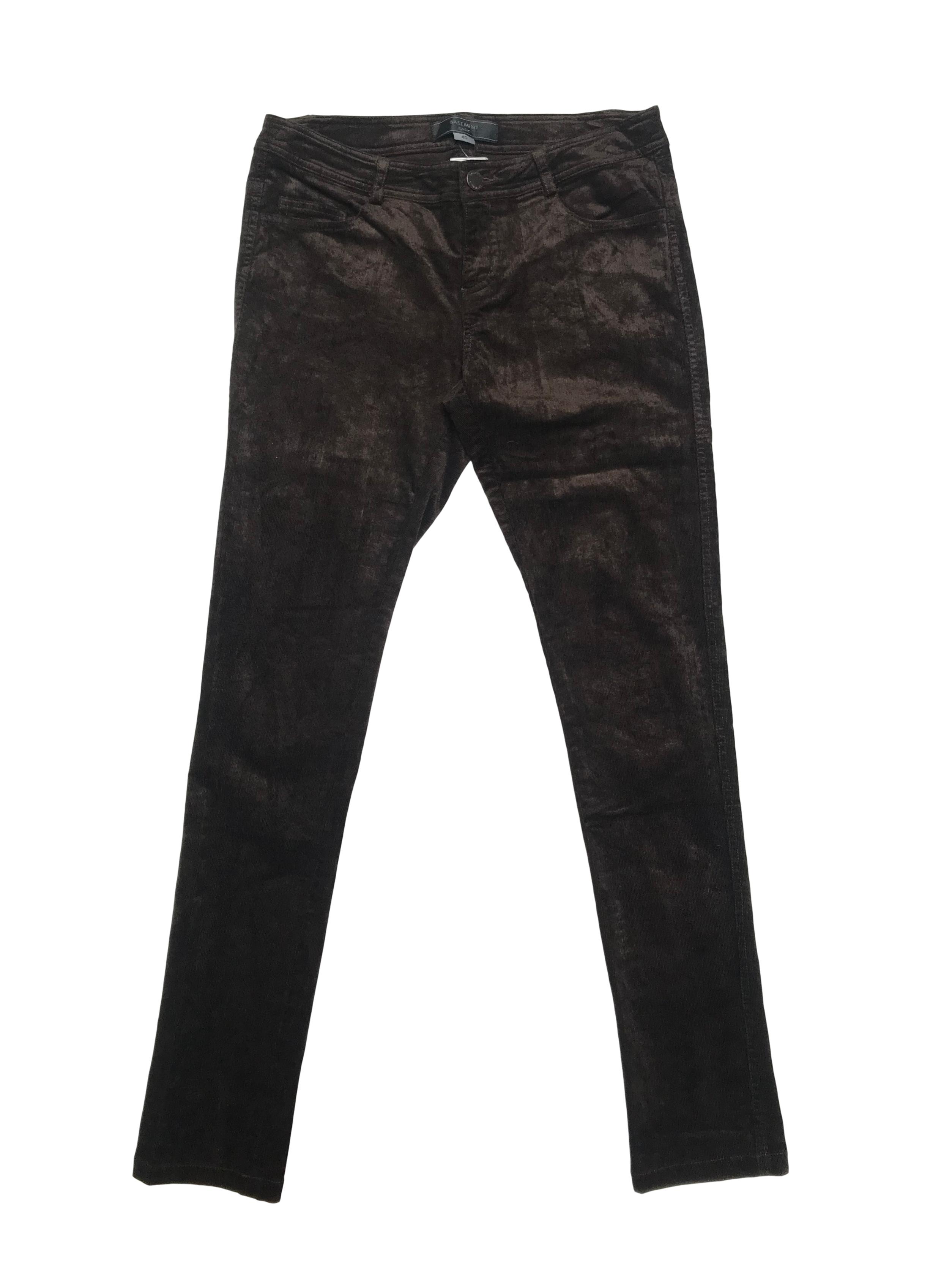 Pantalón Basement de corduroy marrón satinado, corte pitillo. Pretina 80cm