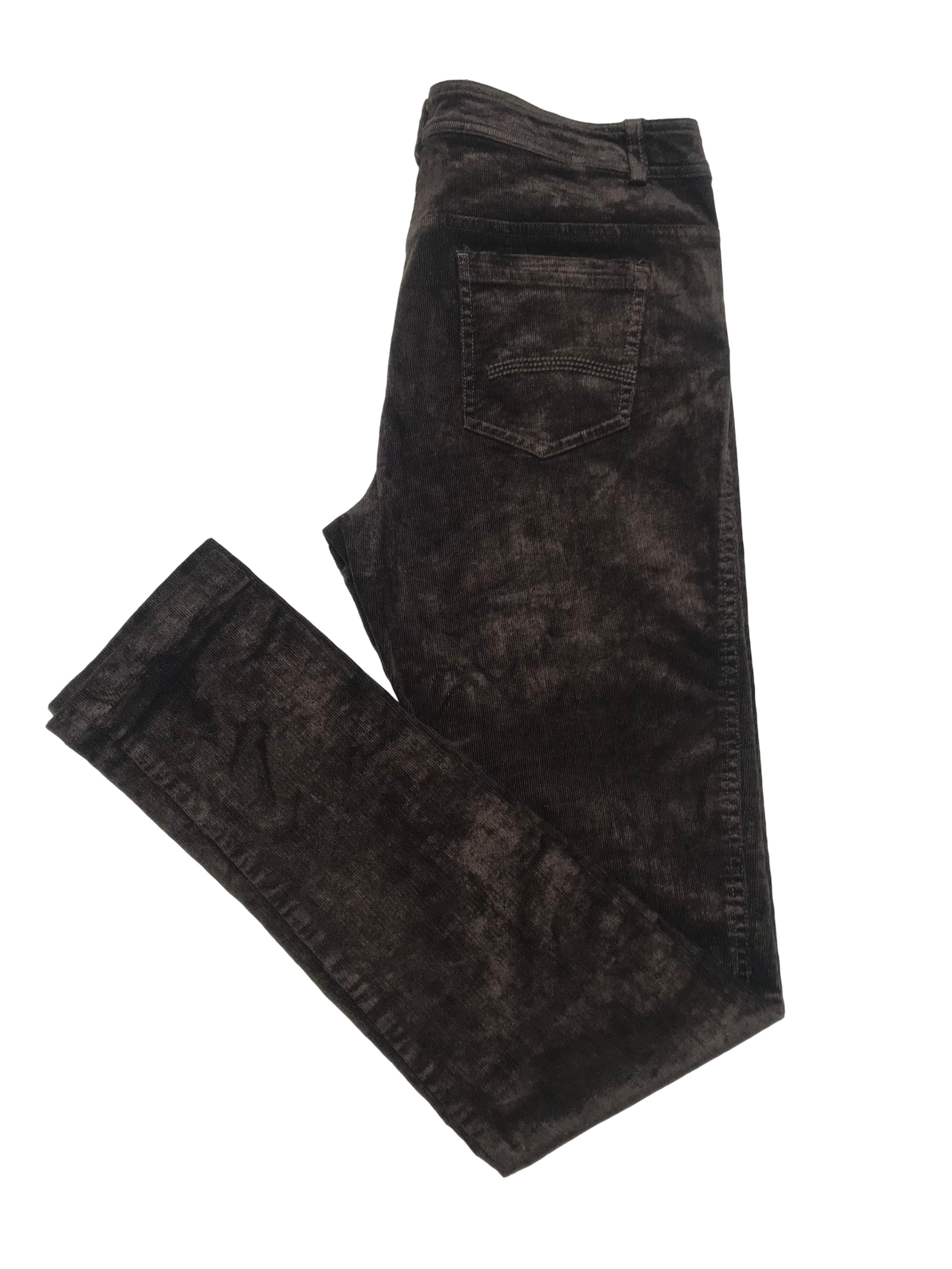 Pantalón Basement de corduroy marrón satinado, corte pitillo. Pretina 80cm