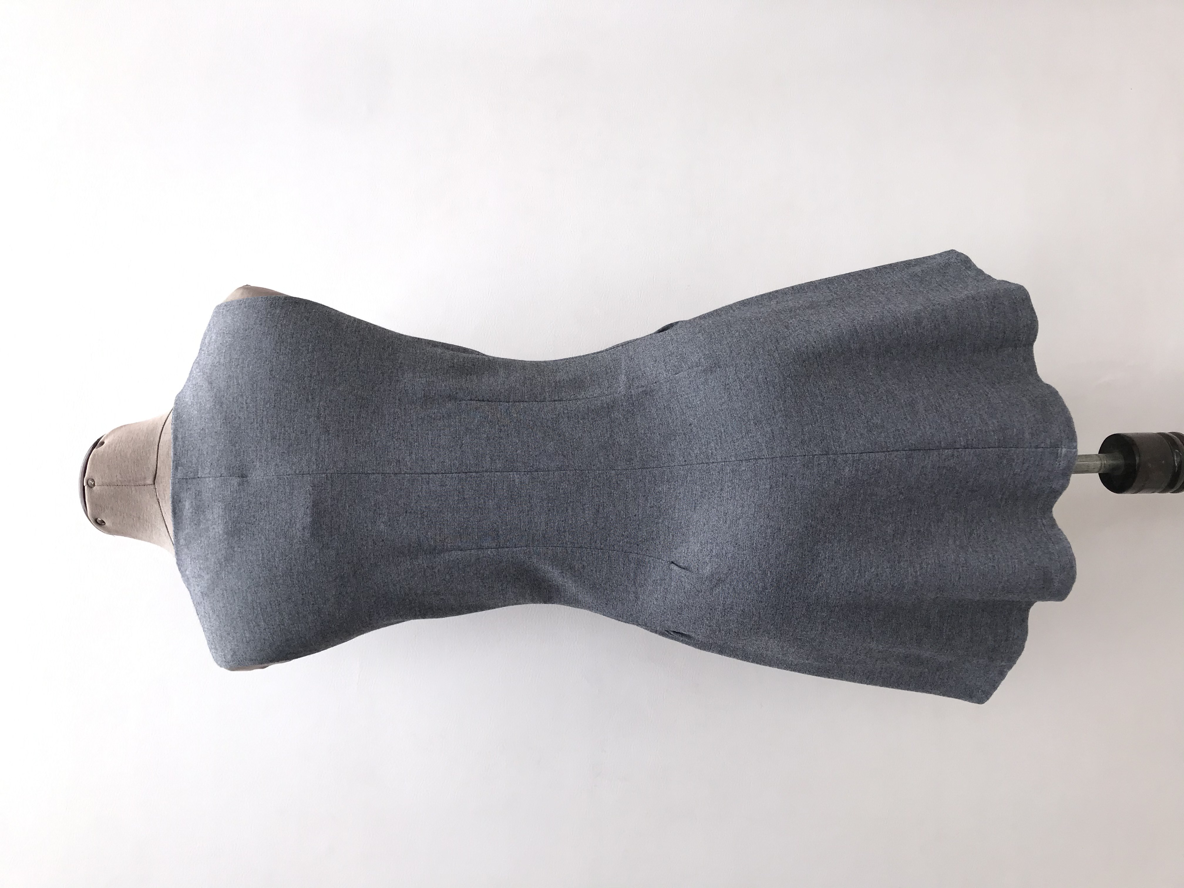 Vestido Malabar plomo, cortes al centro y falda en A, tela tipo algodón stretch. Largo 80cm Precio original S/ 120