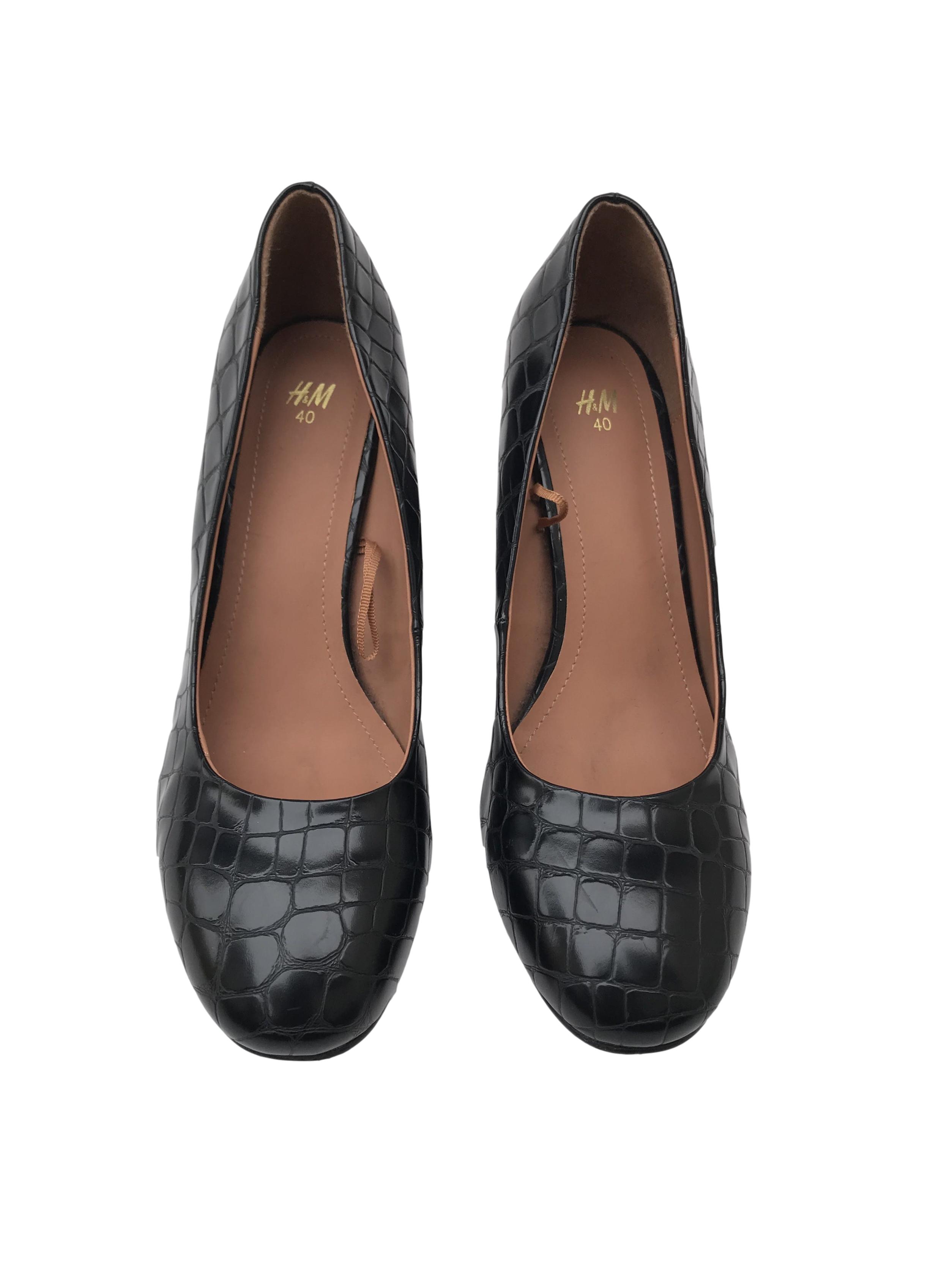 Zapatos H&M negros con textura pitón tipo cuero, punta redonda, taco grueso 9cm. Estado 9/10