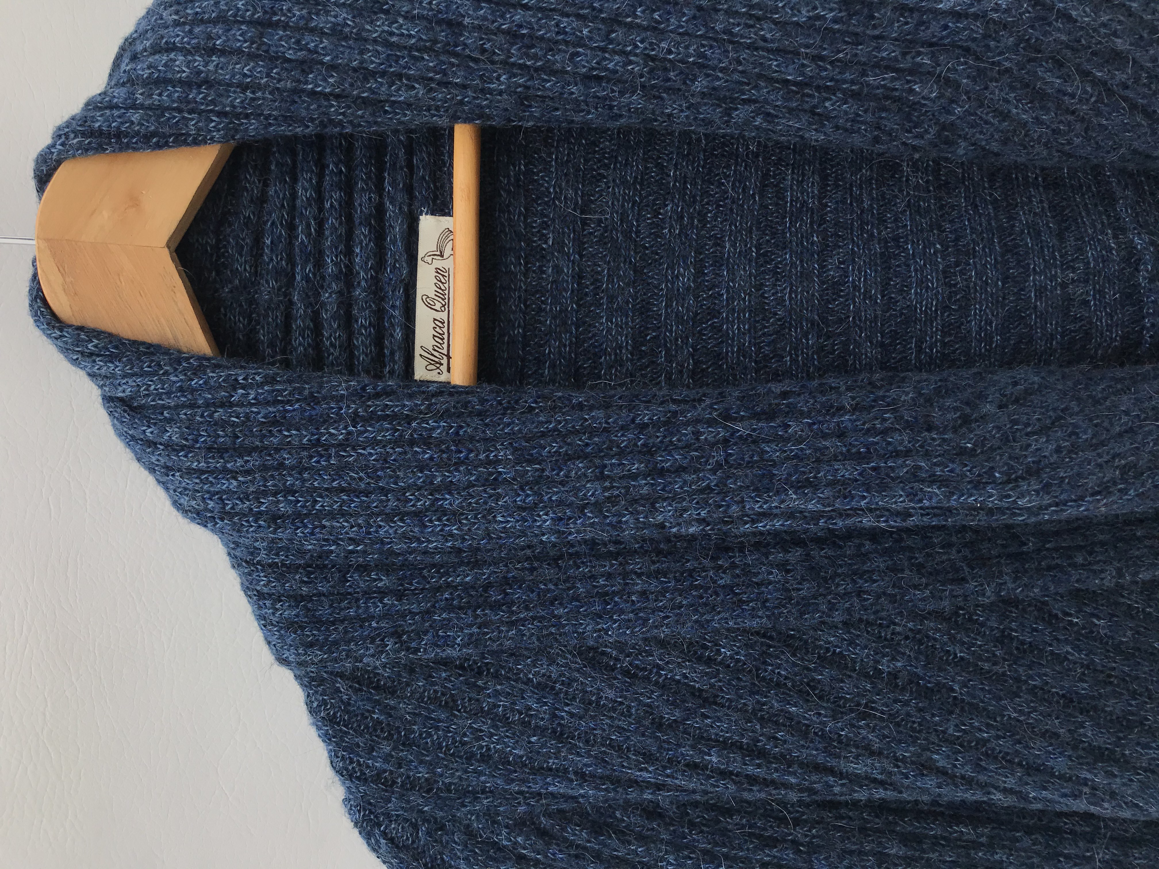 Cardigan largo mezcla de alpaca azul jaspeado con textura tipo acanalado grueso, modelo circular con cuello para doblar y bastas redondeadas