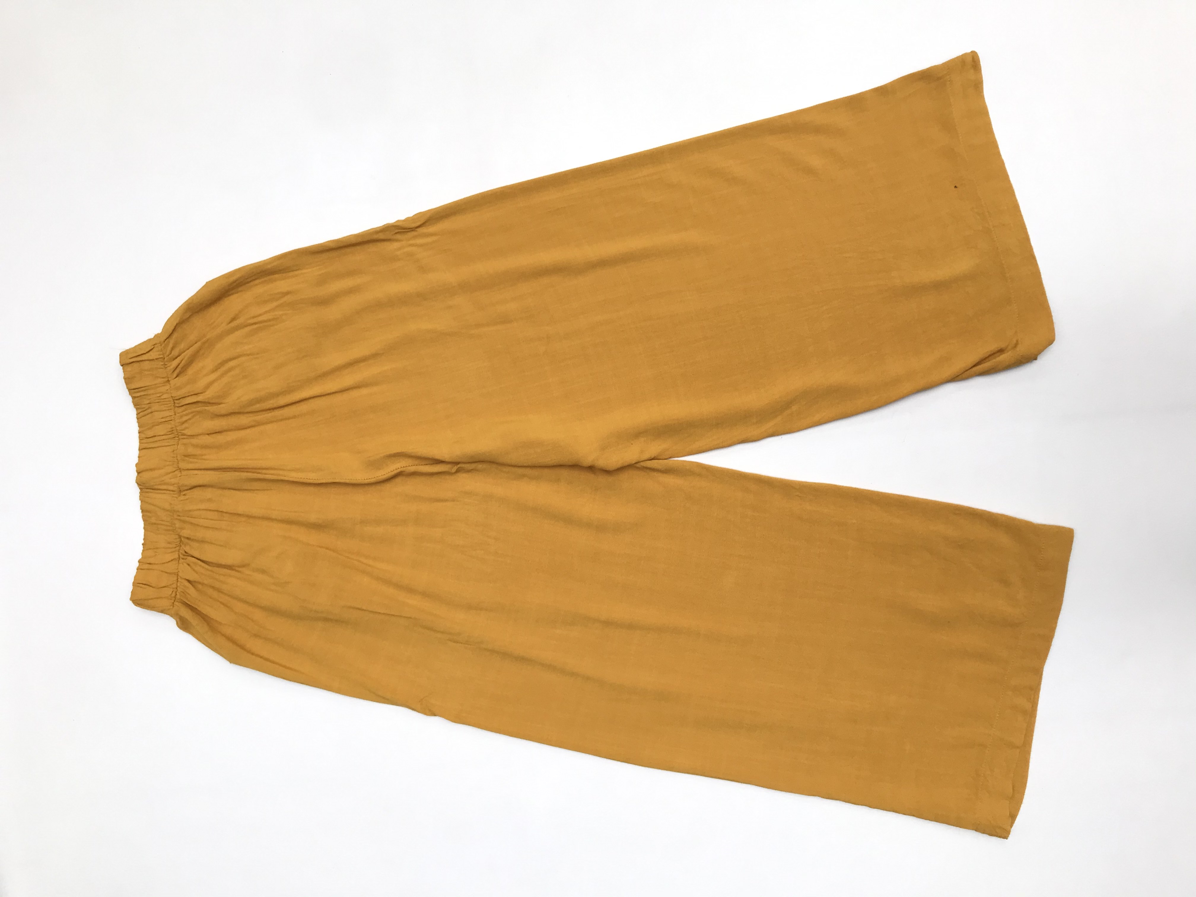 Pantalón mostaza tipo culotte a la cintura con doble fila de botones y bolsillos delanteros 