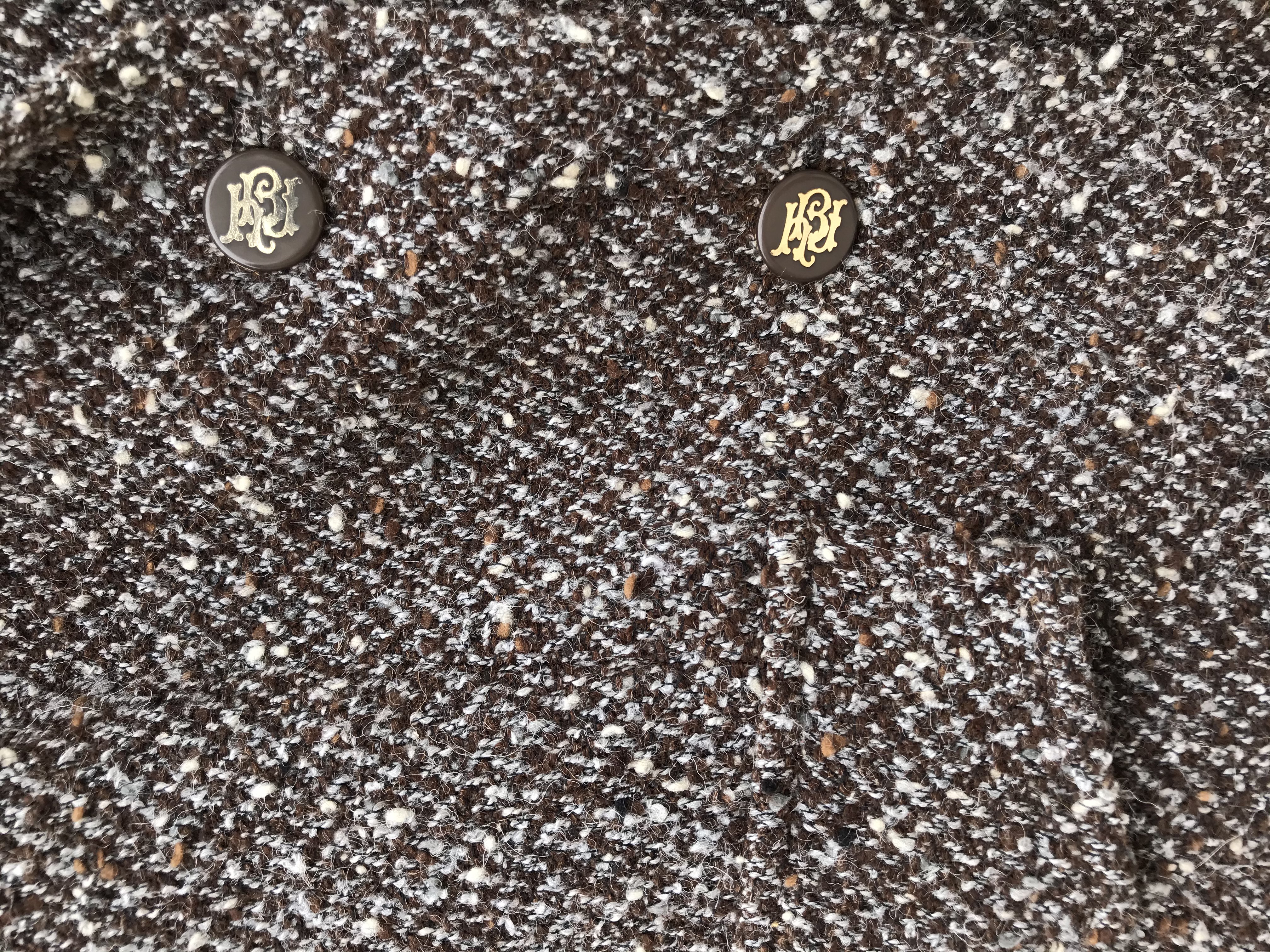 Blazer Basement tipo tejido marrón jaspeado, 48% alpaca 48%  lana, forrado, con solapas y botones delanteros. Precio original S/ 300