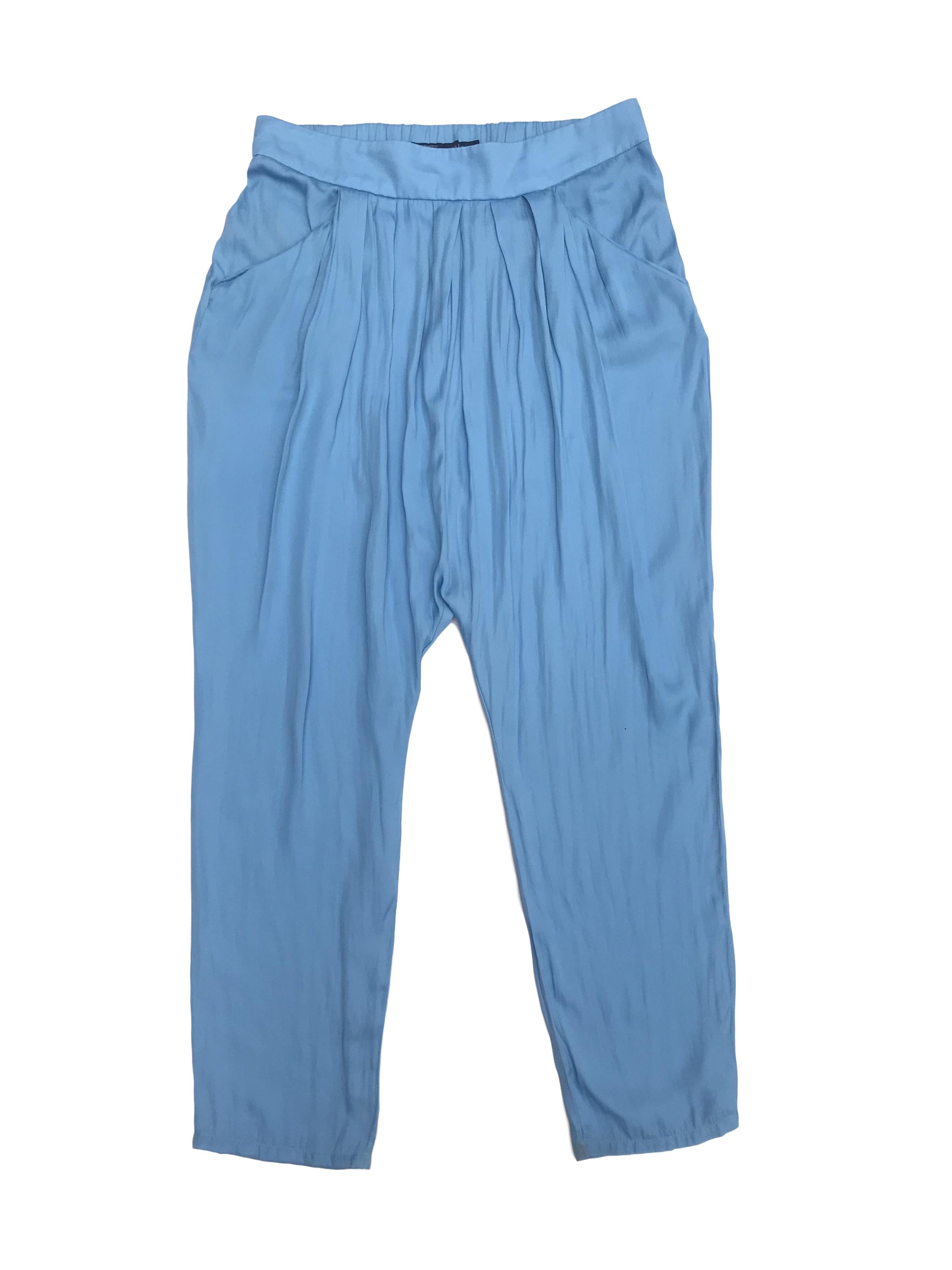 Pantalón Zara celeste de tela tipo seda, estilo baggy con bolsillos delanteros y elástico posterior. Precio original S/ 160