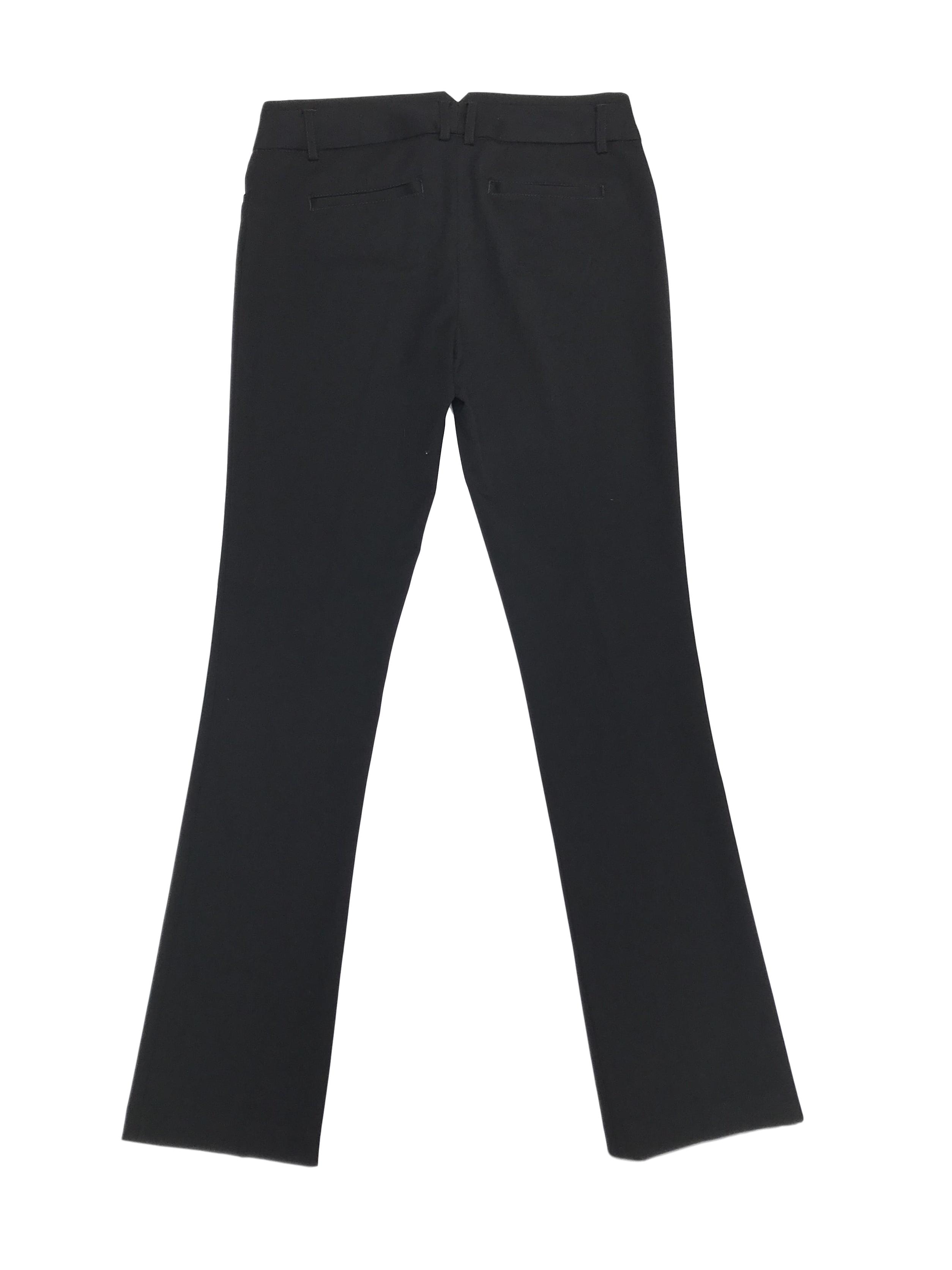 Pantalón de vestir negro Express, pierna recta, bolsillos laterales, ligeramente stretch muy sentador. Precio original S/ 220