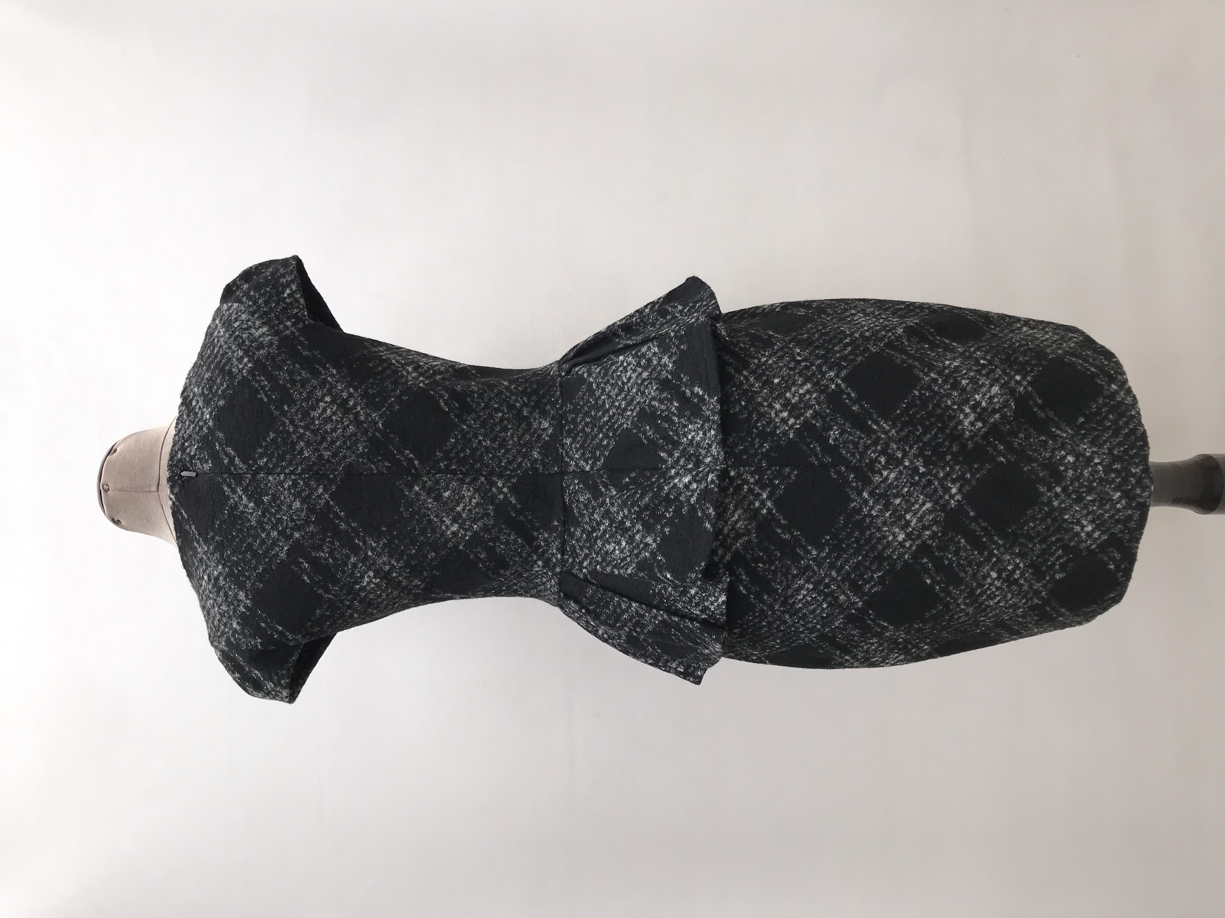 Vestido Mango de lana y acrílico, estampado plomo y negro, forrado, volante en a cintura y cierre posterior. Largo 92cm. Precio original S/ 270