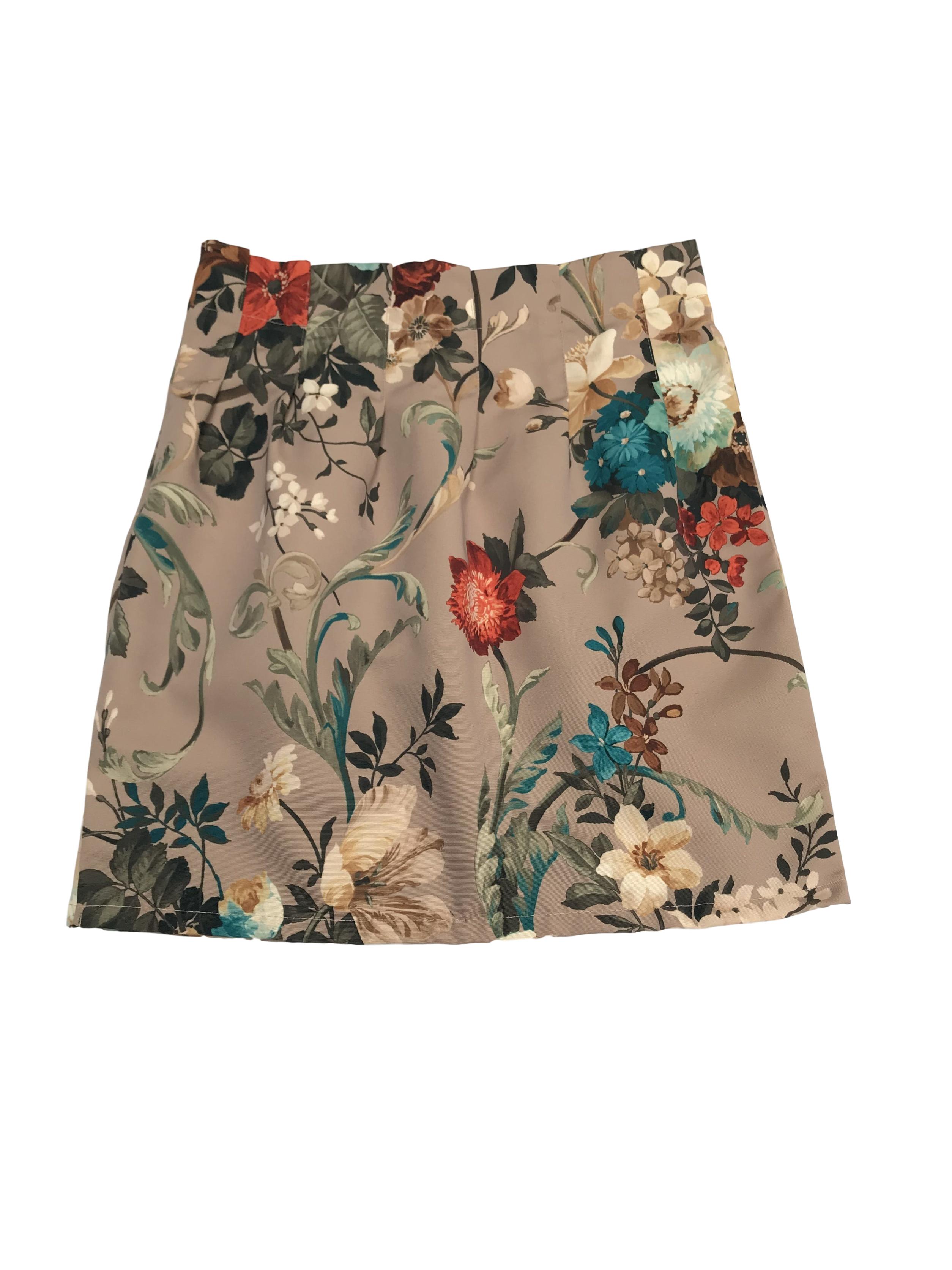 Falda beige con estampado de flores de colores, con pliegues y cierre lateral. Pretina 78cm Largo 50cm