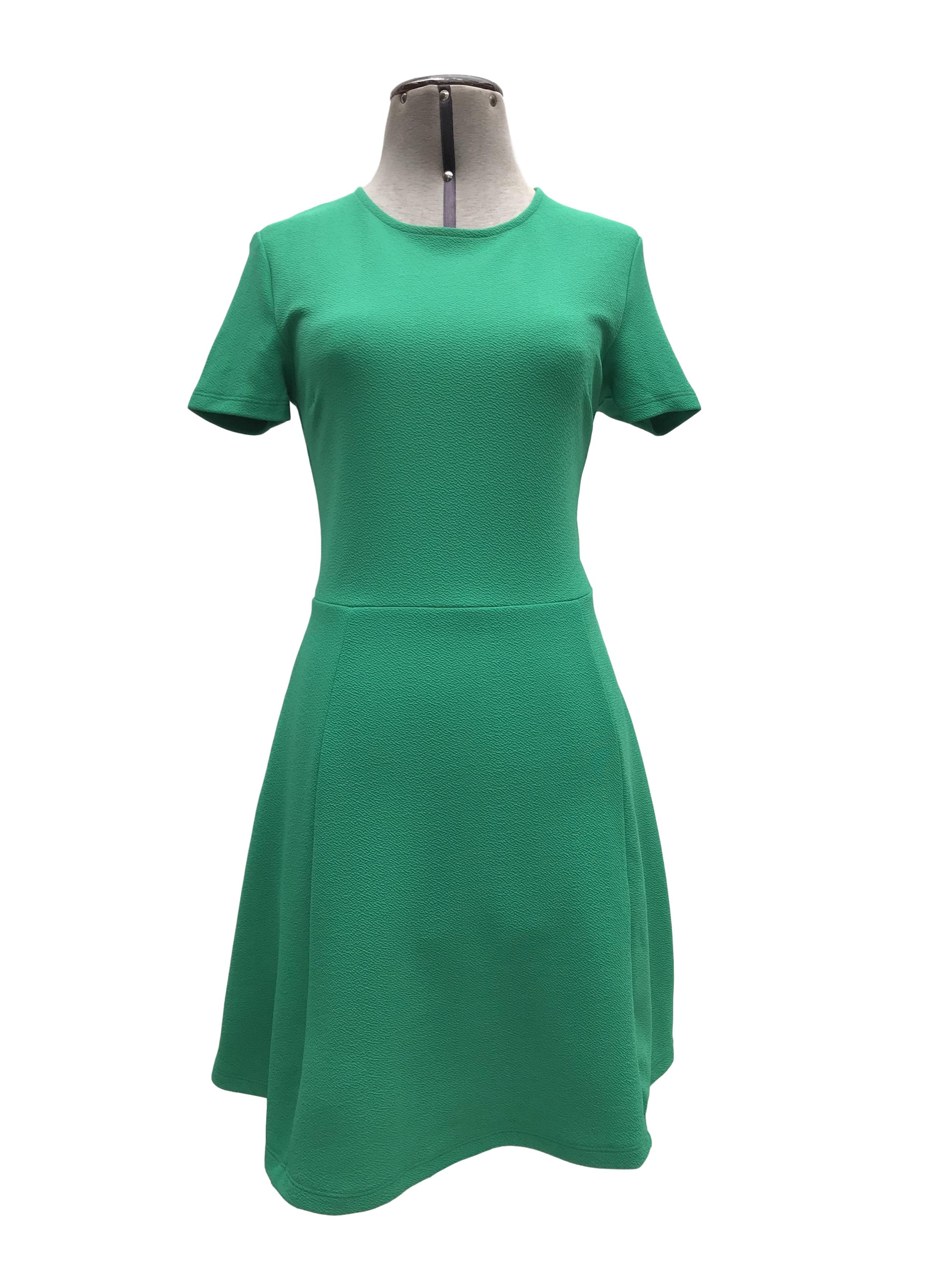 Vestido H&M verde con textura, corte a la cintura y falda en A. Largo 85cm