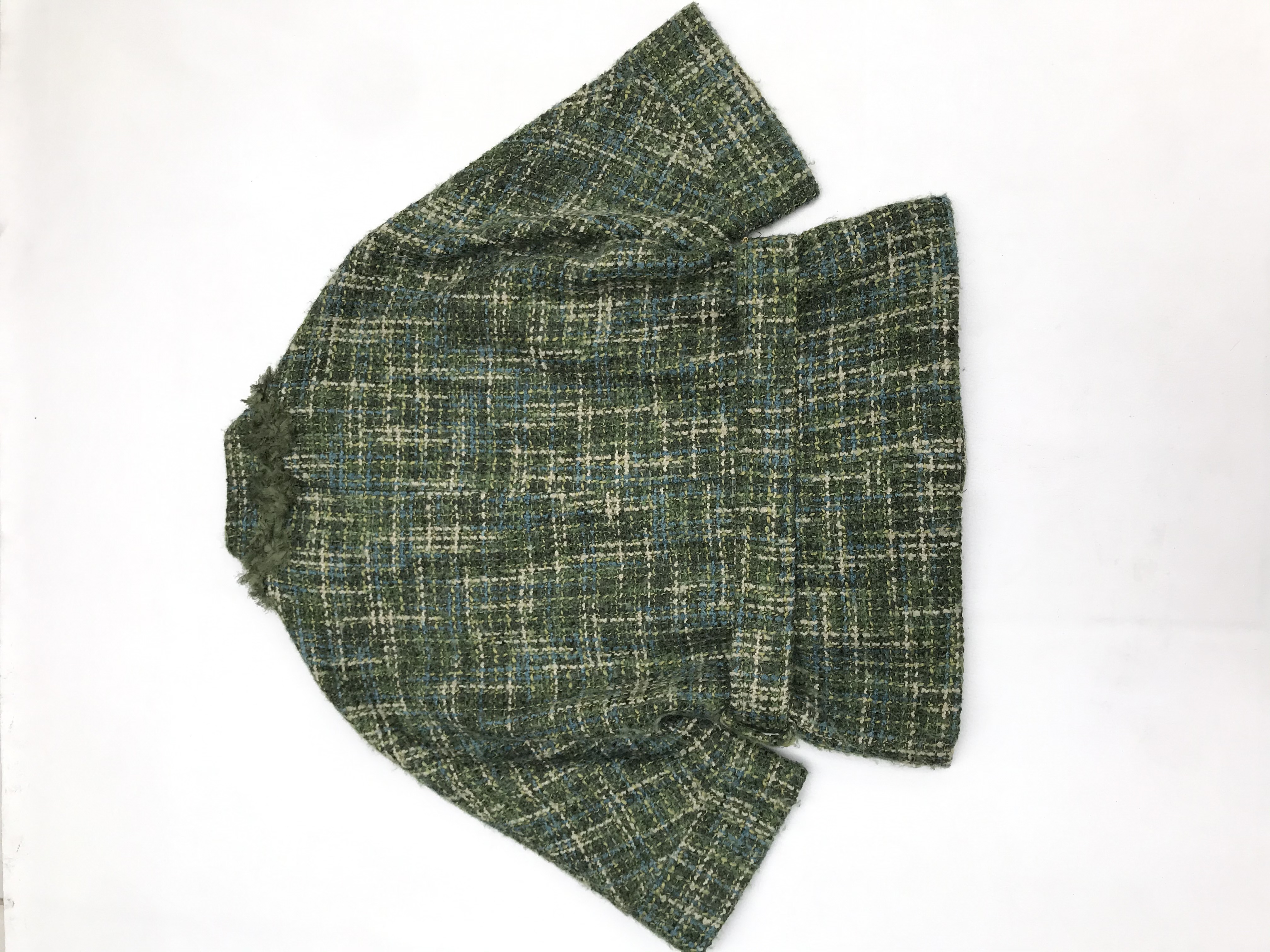 Abrigo Marquis de tweed en tonos verdes, forrado, detalles de flores en el cuello, cierre delantero y cinto para amarrar