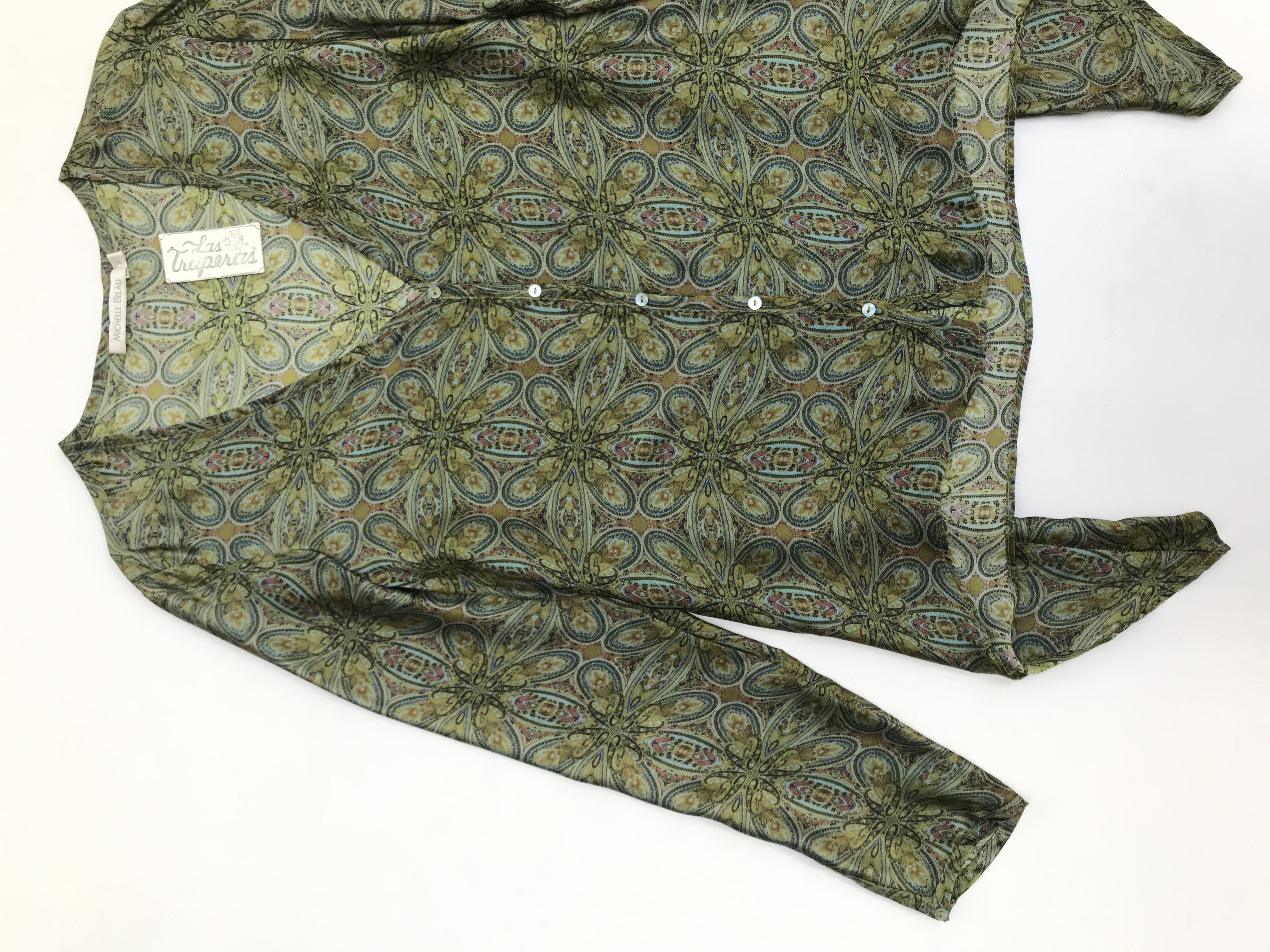 Blusa Michelle Belau 100% seda, cuello en V con botones, suelta con basta asimétrica