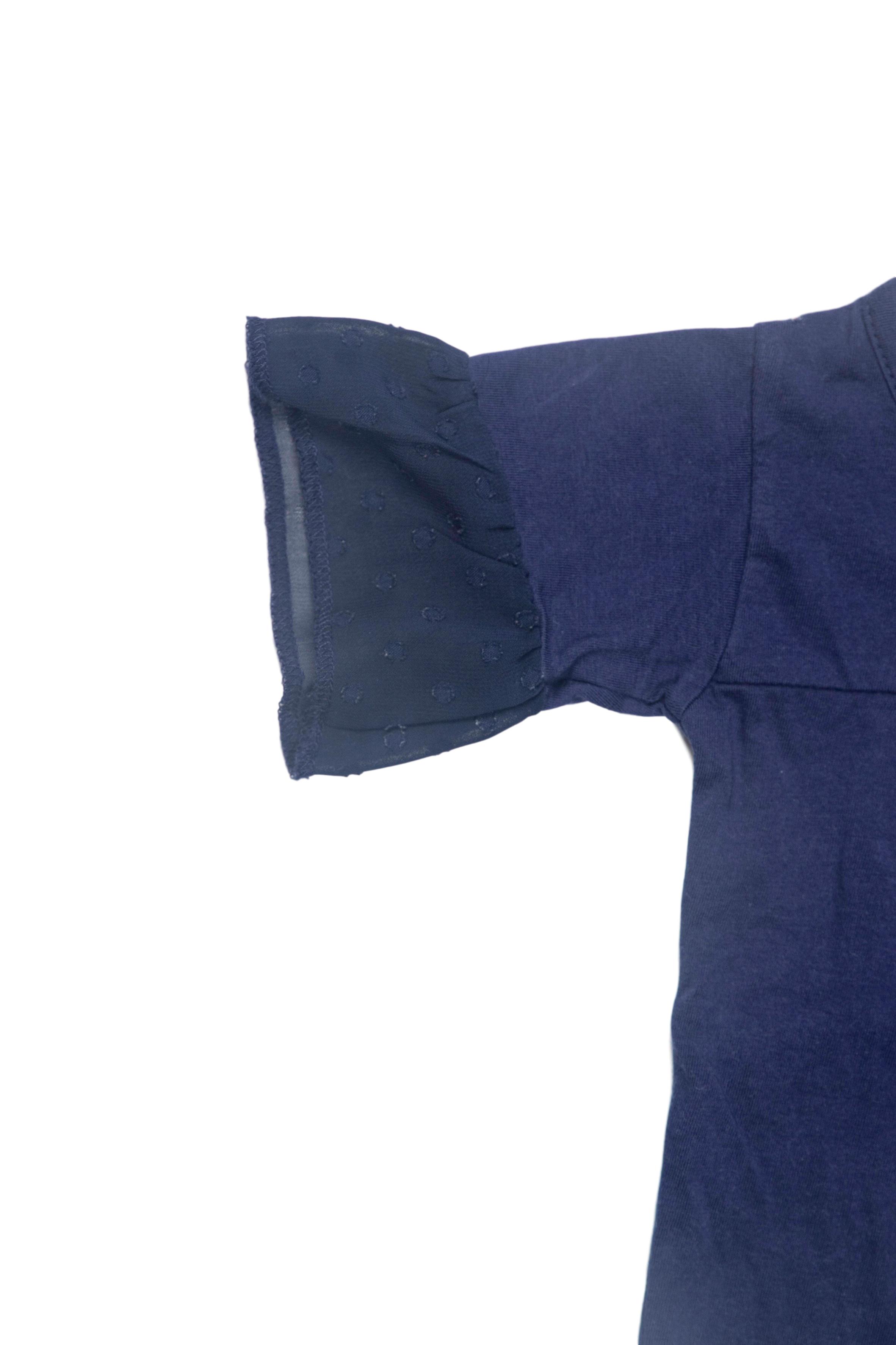 Polo azul con aplicativo acolchado y volante de gadsa en las mangas, 100% algodón pima - La Cayetana
