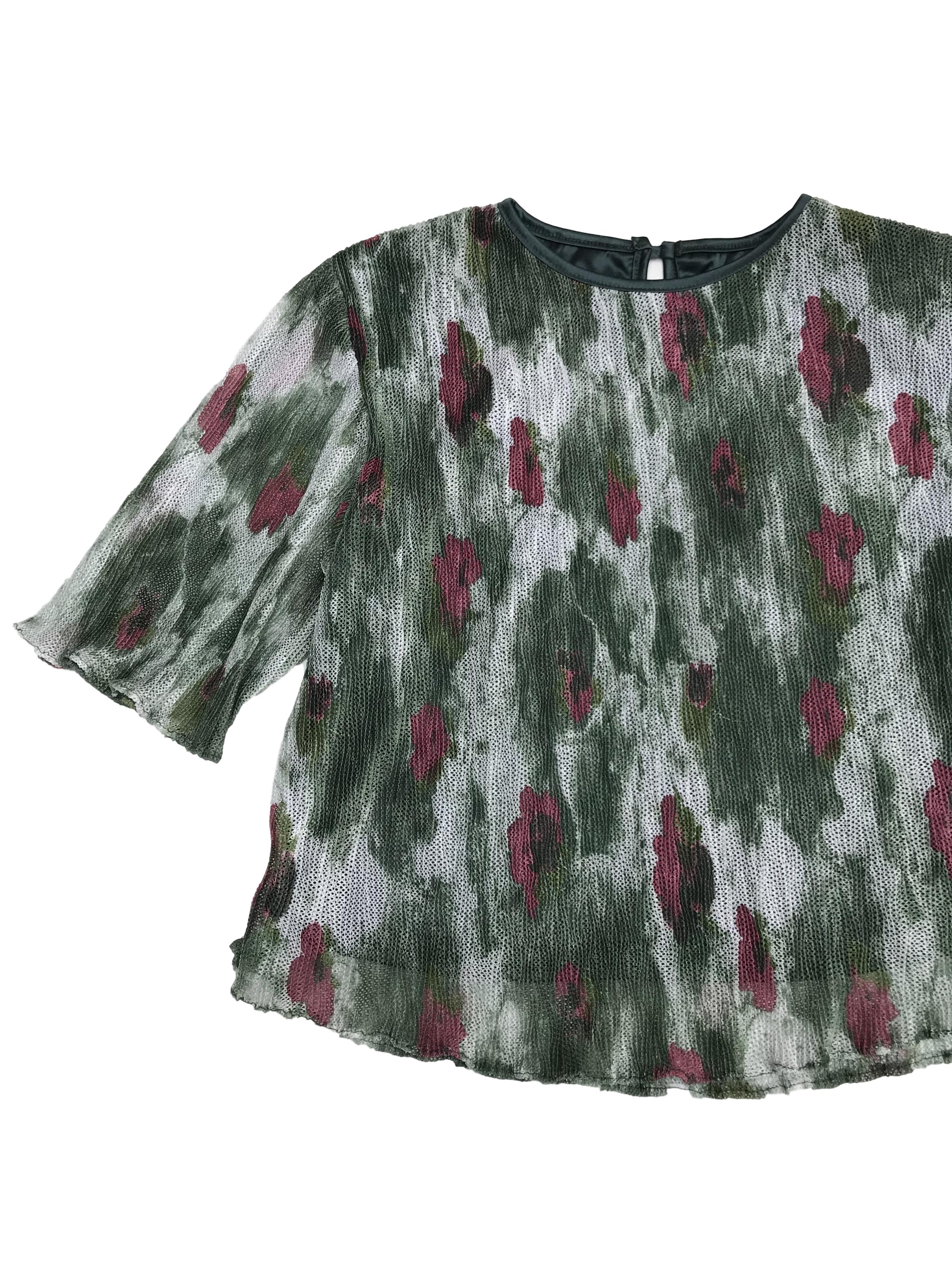 Blusa vintage, corta, tela tipo malla en tonos verdes, blancos y flores rojas, forrada. Busto 100cm Largo 50cm