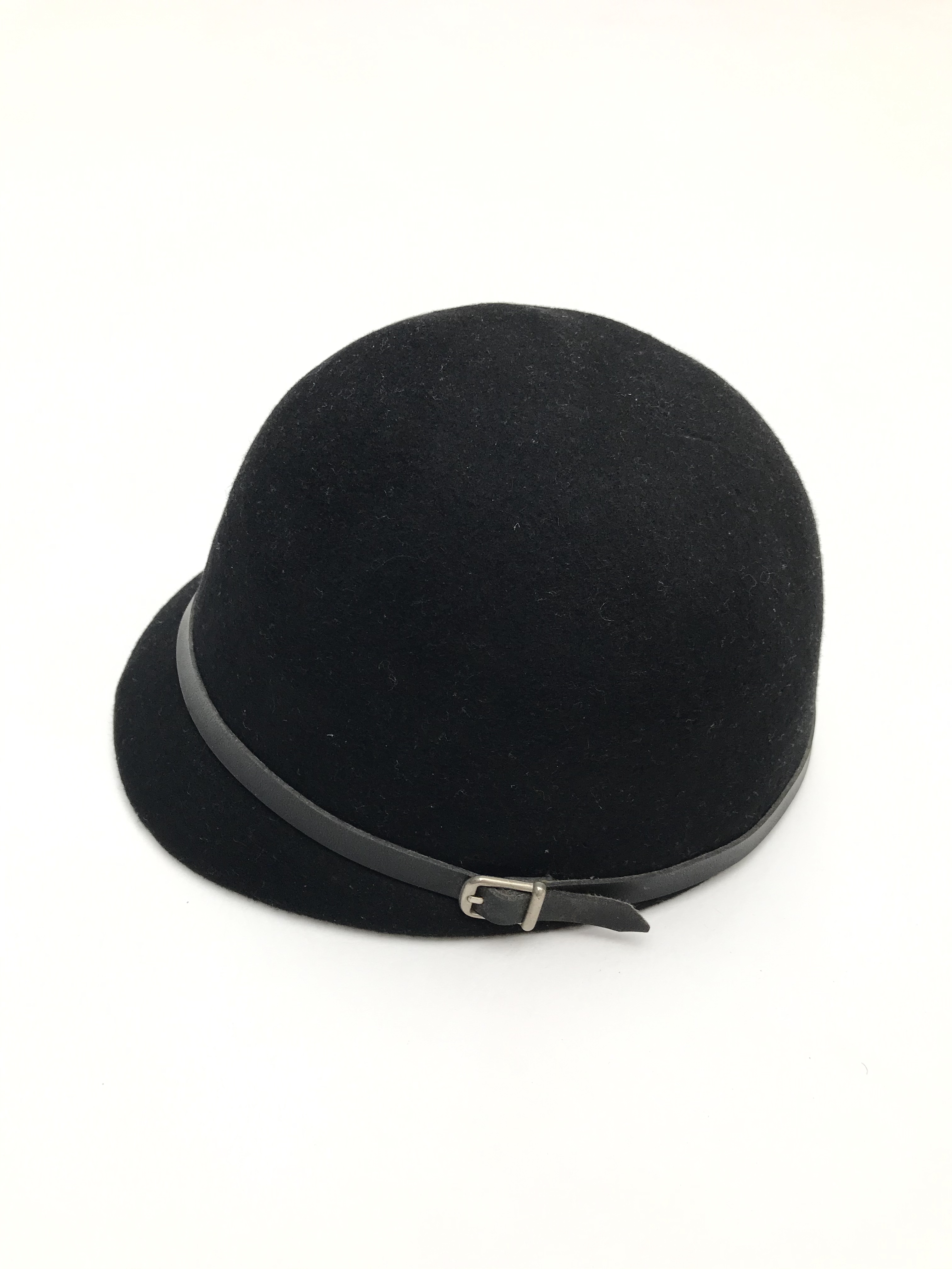 Sombrero estilo ecuestre 100% lana negra, estructurado con correa delgada