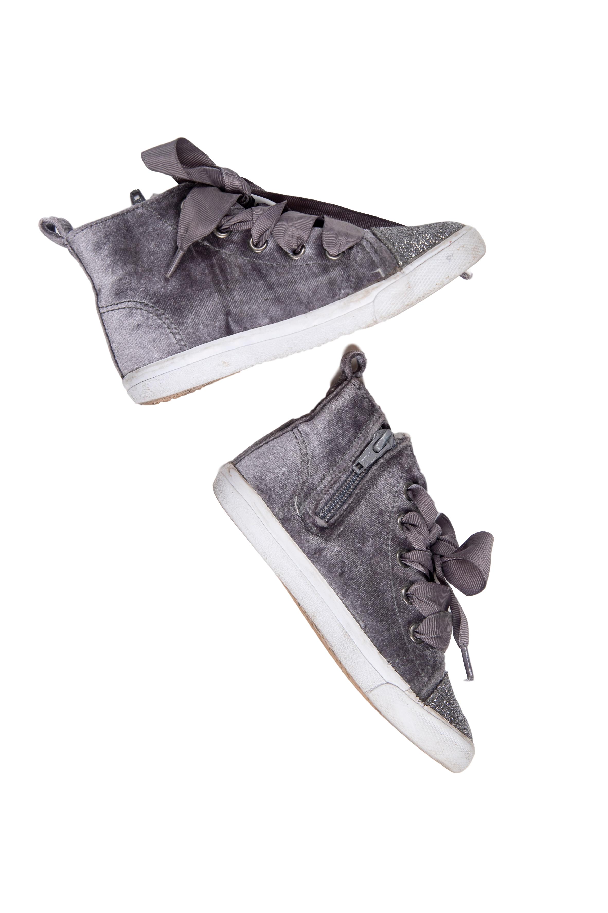Zapatillas tipo botín color gris de terciopelo con punta escarchada. Con cierre al lado y pasadores. Talla US 9 - Cat & Jack
