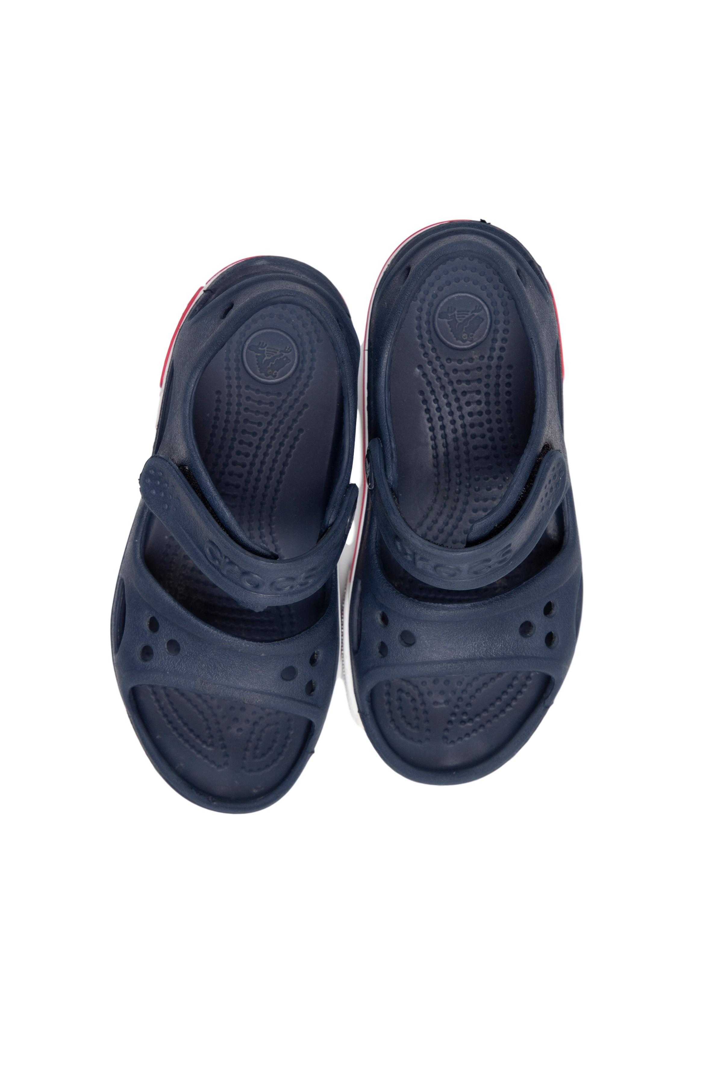 Sandalias de marca Crocs abiertas cierran con pega pega. Precio original S/  130 - Crocs | Las Traperas