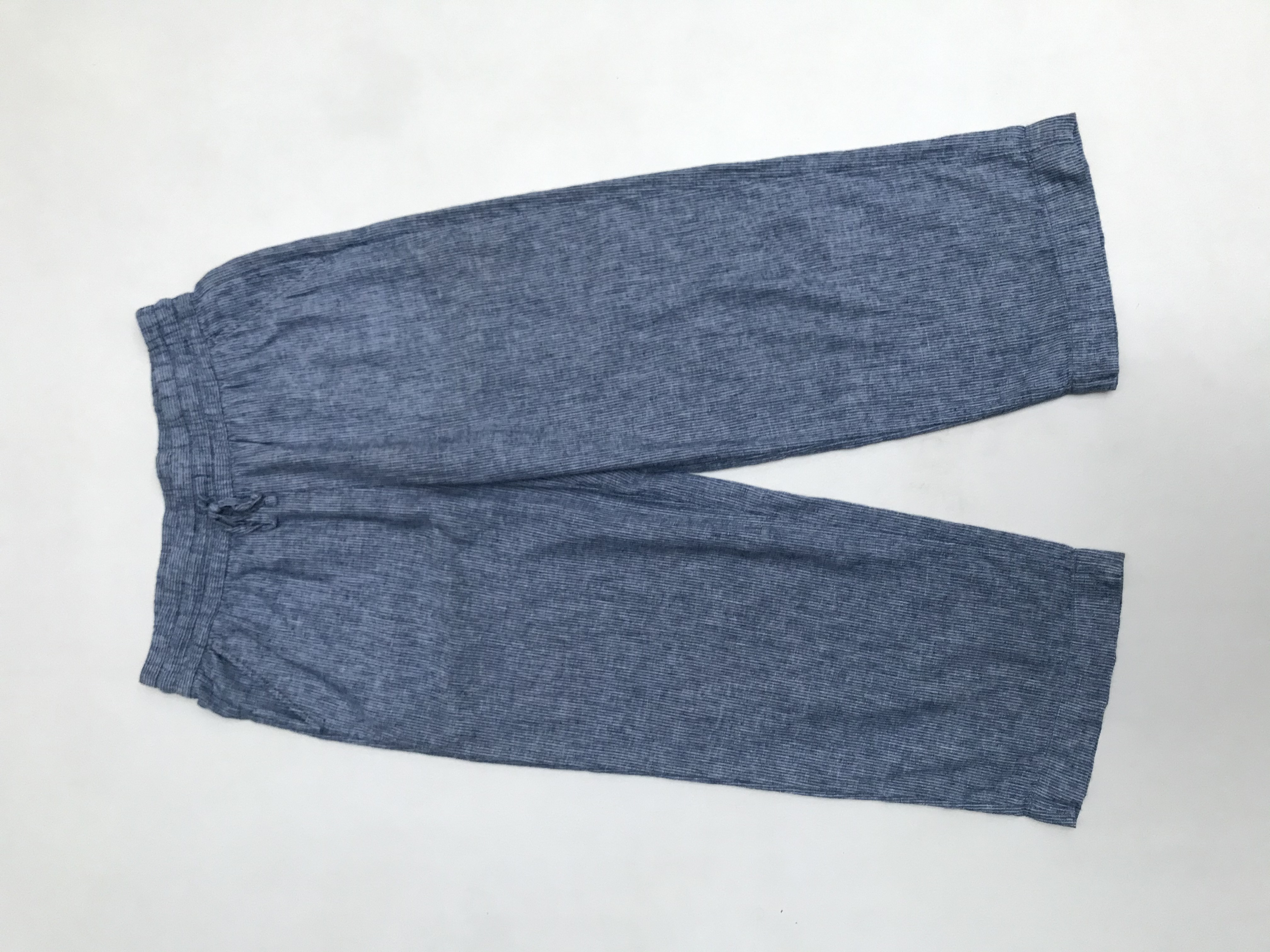 Pantalón H&M tipo culotte, 55% lino 45% algodón, azul con líneas blancas, pierna ancha al tobillo, bolsillos laterales y pretina regulable