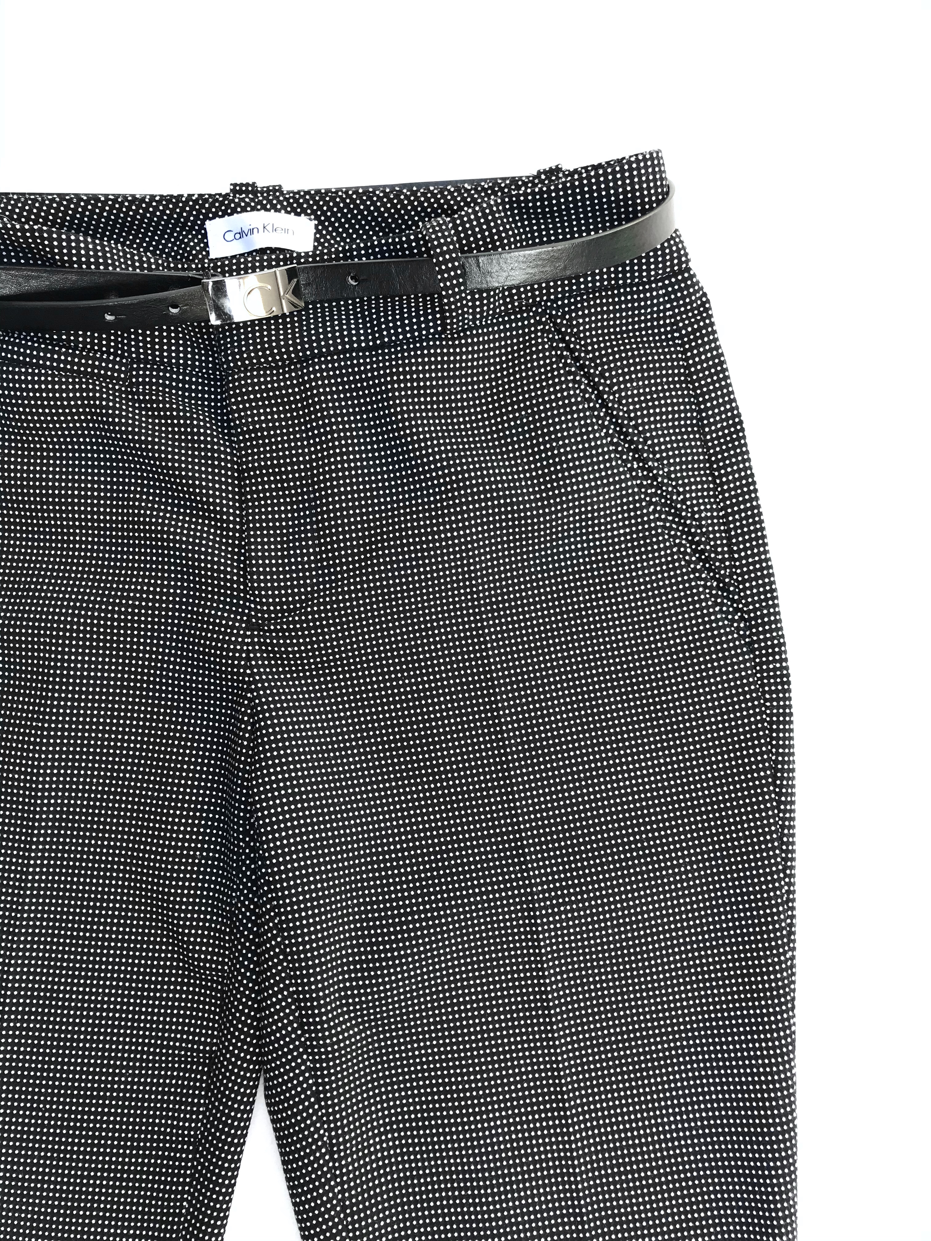 Pantalón Calvin Klein negro con puntos blancos, corte slim, bolsillos laterales. Pretina 78cm. Precio original S/ 280